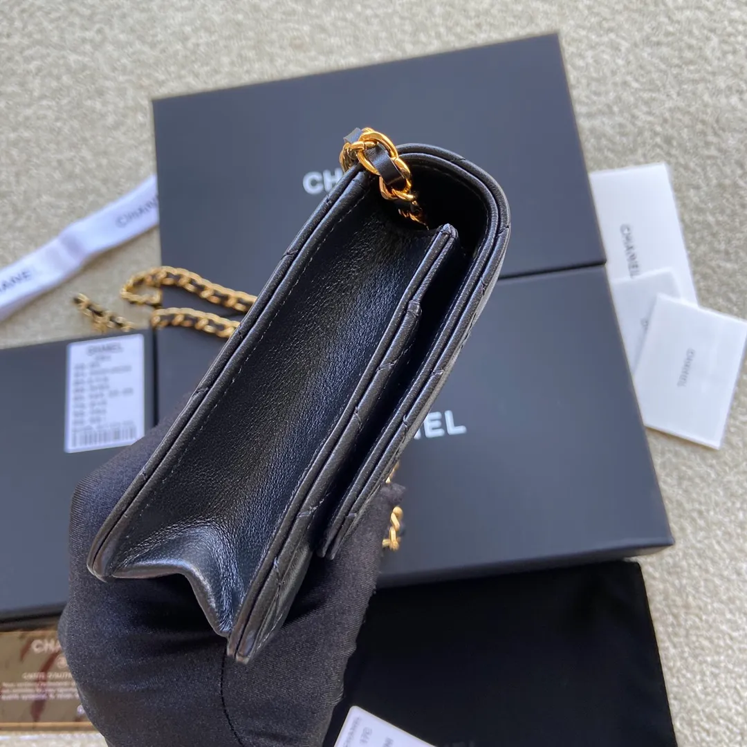 Xiaoxiang imported Italian lambskin Item number: A0250 💰: 640 Size: w20×h13×d3.5cm Color: black lambskin gold steel mark
