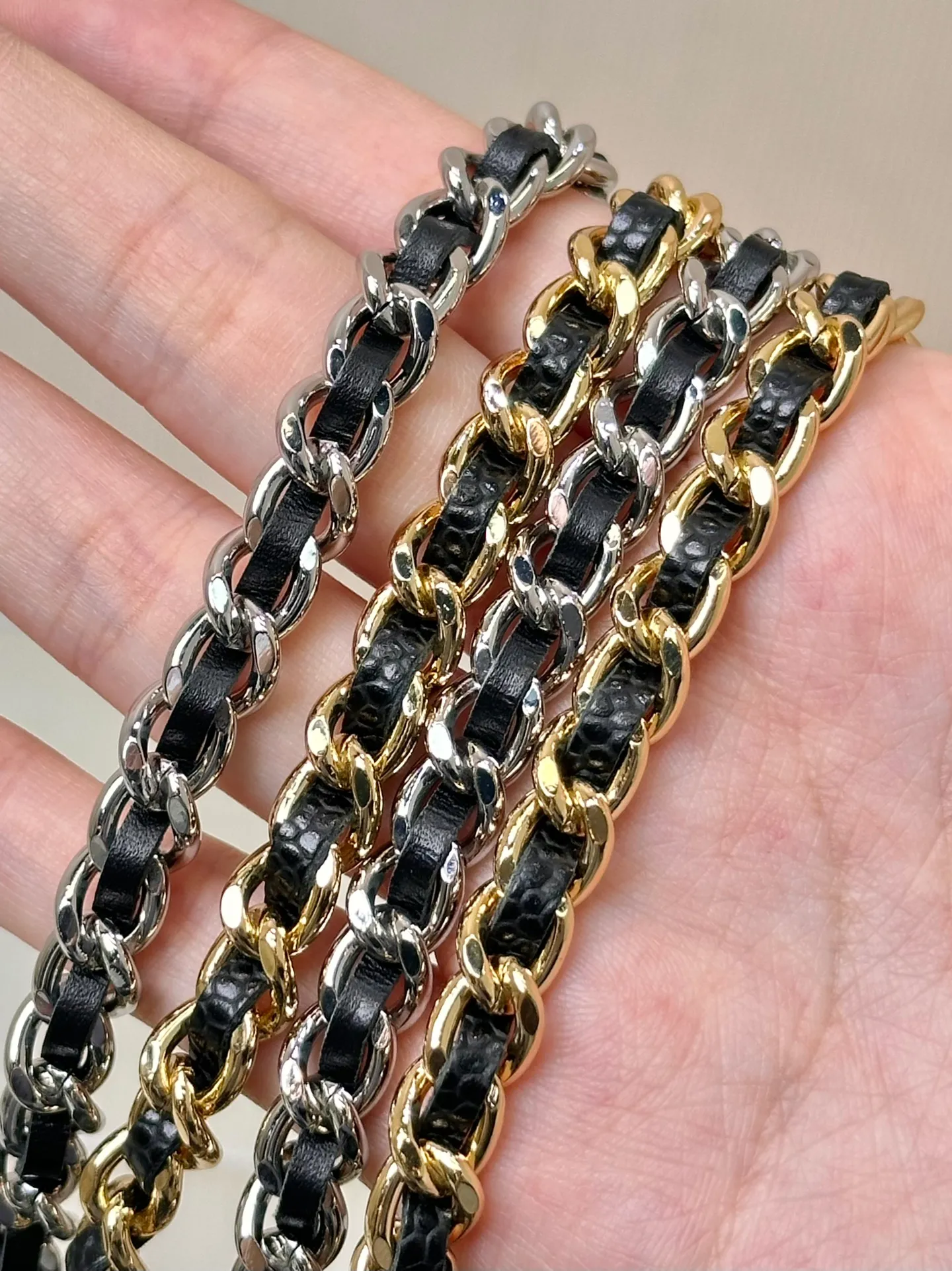 0250 Chain details ⚠️ There are many ways to carry WOC. In addition to carrying it on one shoulder and across the body, the chain can be wound twice to become the favorite armpit bag for fashionistas. It can be used as a handbag, carried on the back, carried, or worn cross-body! Various carrying methods meet all your matching needs throughout the year! !