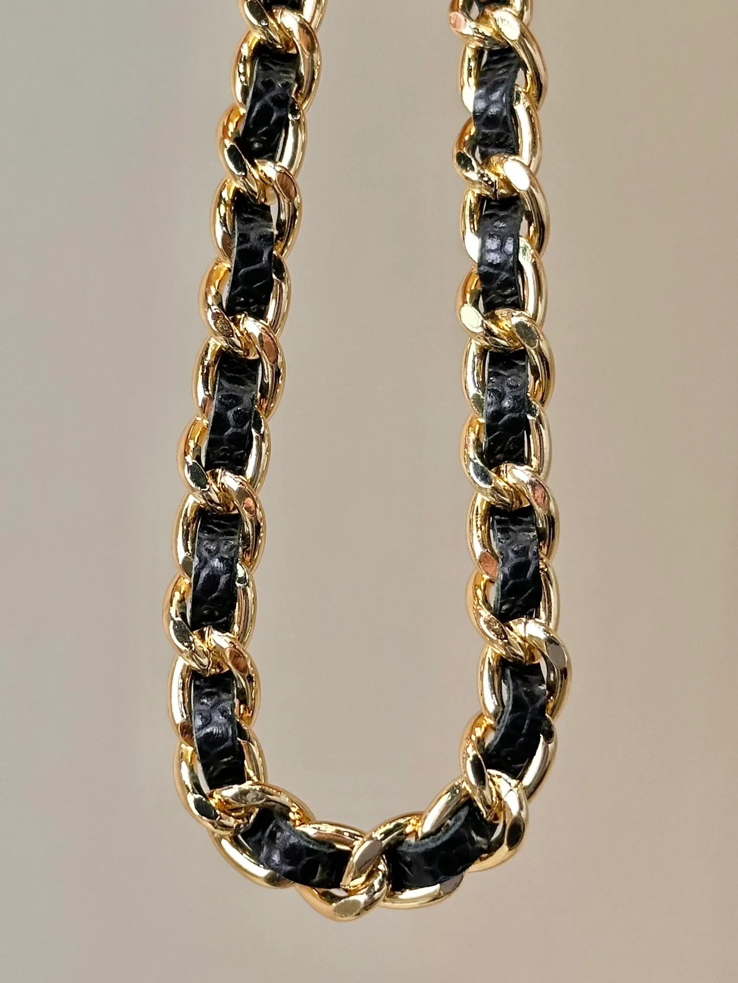 0250 Chain details ⚠️ There are many ways to carry WOC. In addition to carrying it on one shoulder and across the body, the chain can be wound twice to become the favorite armpit bag for fashionistas. It can be used as a handbag, carried on the back, carried, or worn cross-body! Various carrying methods meet all your matching needs throughout the year! !