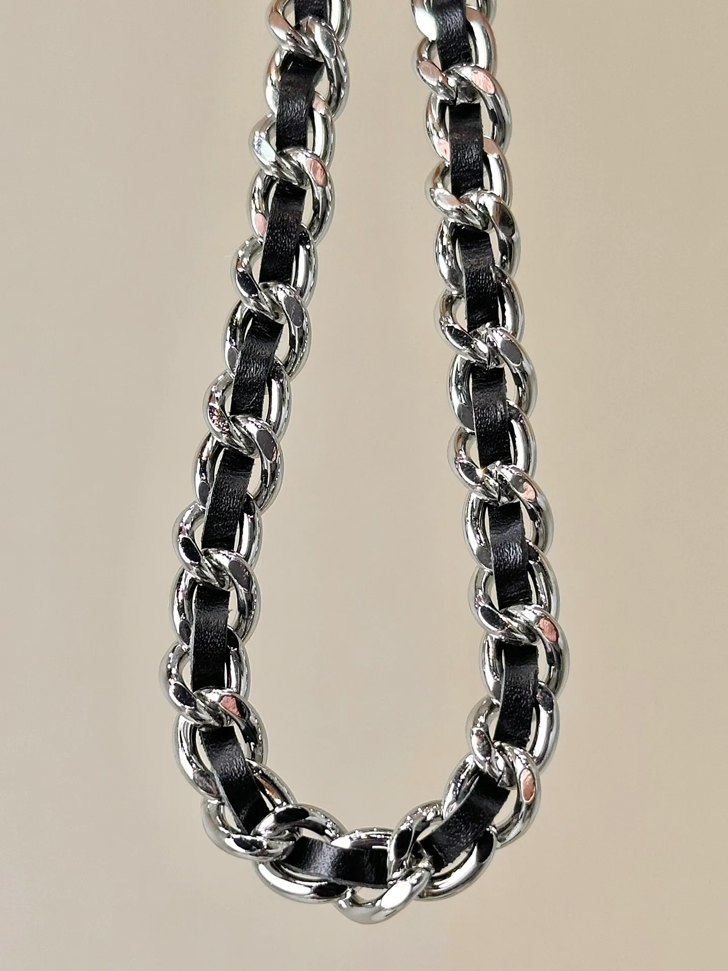 0250 Chain details ⚠️ There are many ways to carry WOC. In addition to carrying it on one shoulder and across the body, the chain can be wound twice to become the favorite armpit bag for fashionistas. It can be used as a handbag, carried on the back, carried, or worn cross-body! Various carrying methods meet all your matching needs throughout the year! !