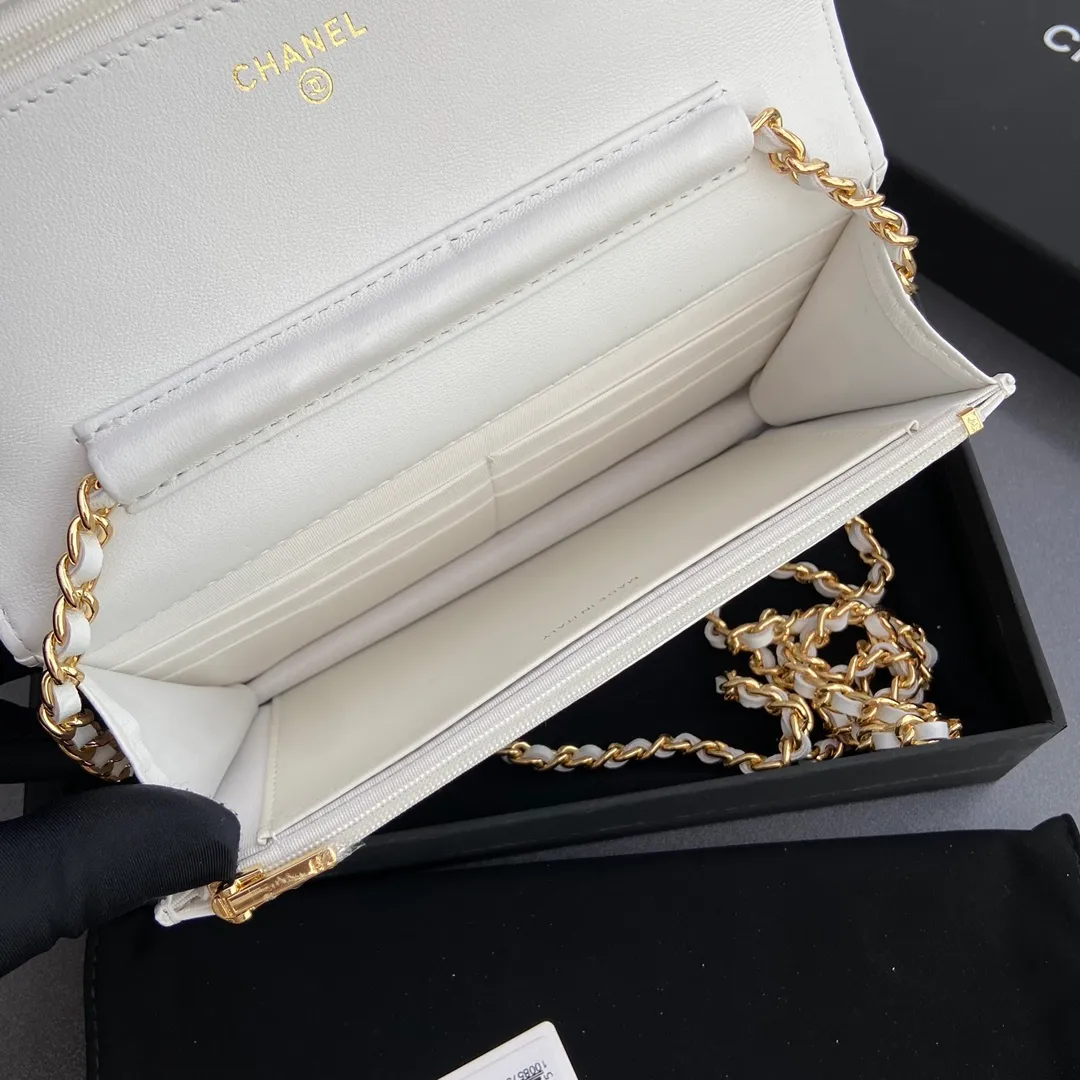 Xiaoxiang imported Italian lambskin Item number: A0250 💰: 640 Size: w20×h13×d3.5cm Color: white sheepskin gold steel mark