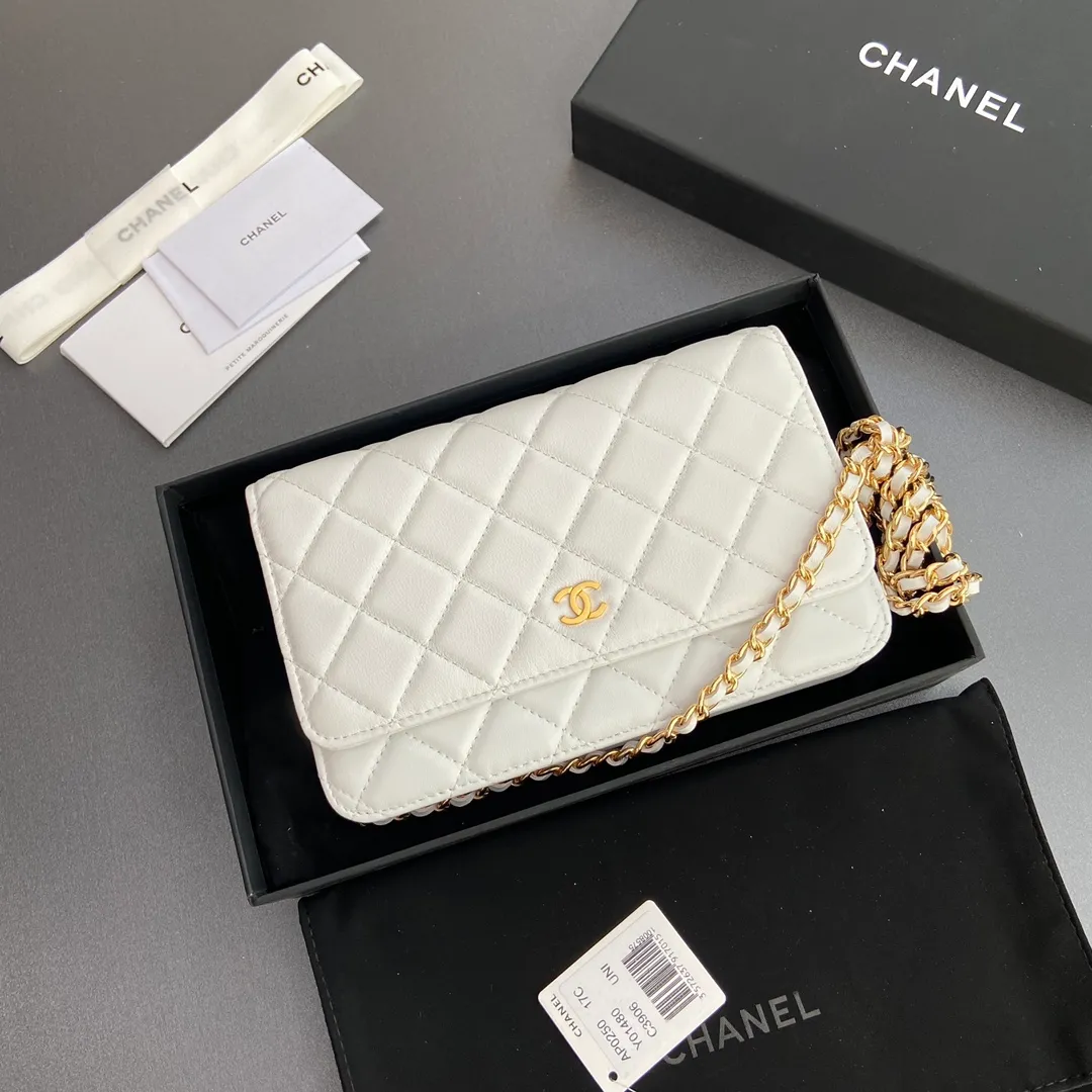 Xiaoxiang imported Italian lambskin Item number: A0250 💰: 640 Size: w20×h13×d3.5cm Color: white sheepskin gold steel mark