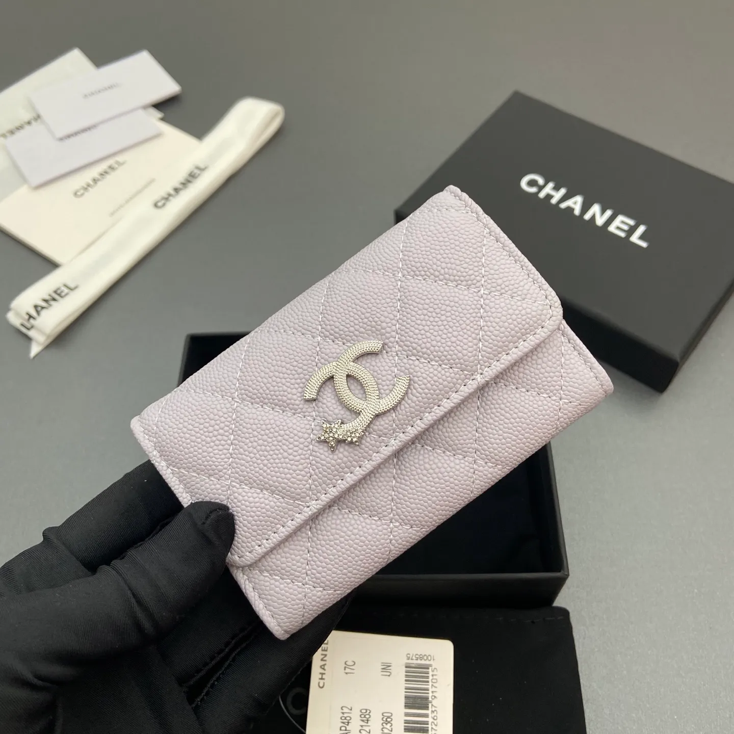 25b new series caviar cowhide with stars ⭐logo shiny blingblibg~card holder series item number: A 4812 price: 340 size: w11×h7cm color: light purple fine ball pattern silver star hardware