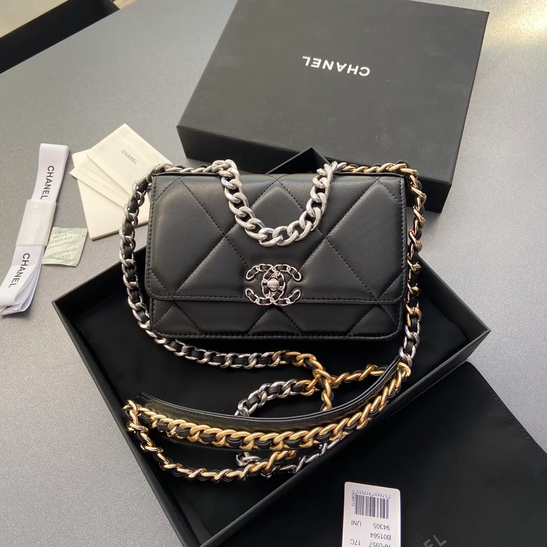 Xiaoxiang imported Italian leather Item number: 3267 💰: 900 Size: w19.5×h13.5×d3.5cm Color: black sheepskin silver hardware