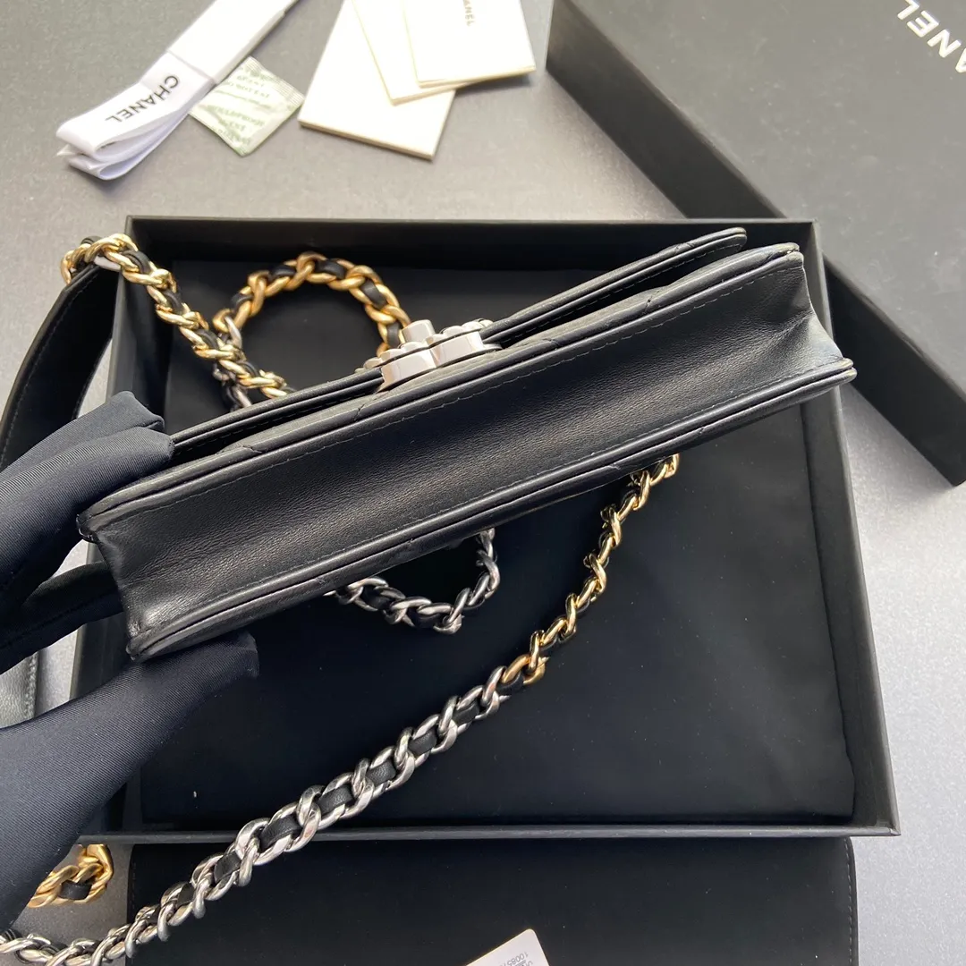 Xiaoxiang imported Italian leather Item number: 3267 💰: 900 Size: w19.5×h13.5×d3.5cm Color: black sheepskin silver hardware