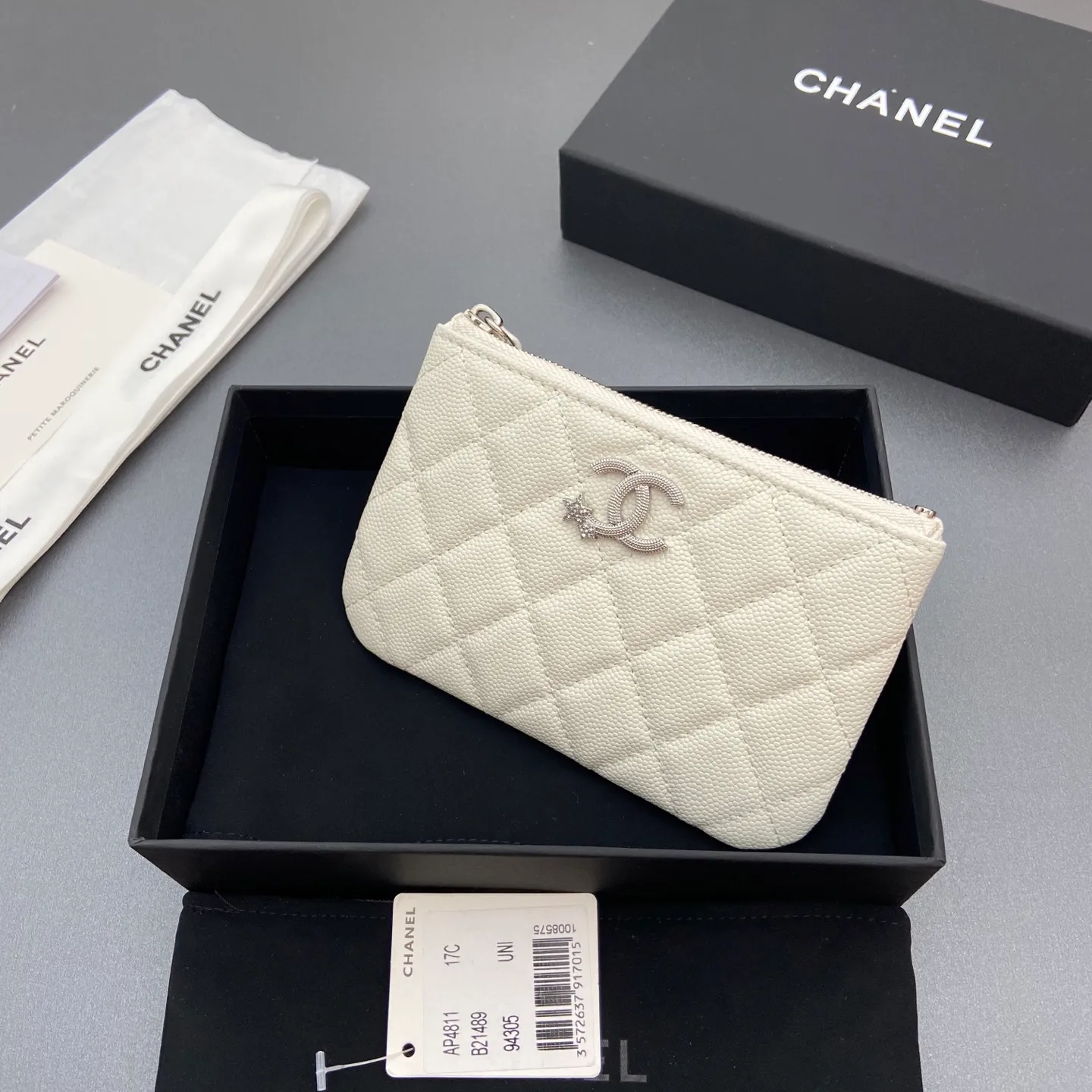 25b new series caviar cowhide with stars ⭐logo shiny blingblibg~coin purse series item number: A 4811 price: 320 size: w15×8.5cm color: white fine ball pattern silver star hardware