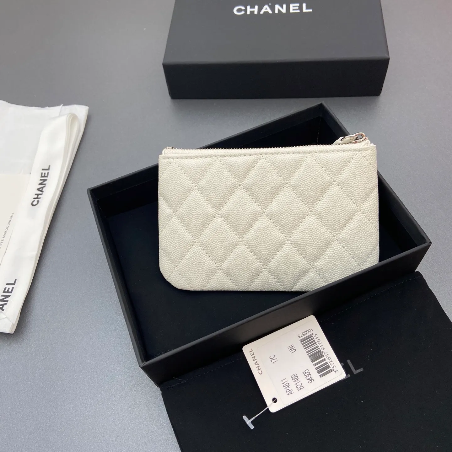 25b new series caviar cowhide with stars ⭐logo shiny blingblibg~coin purse series item number: A 4811 price: 320 size: w15×8.5cm color: white fine ball pattern silver star hardware