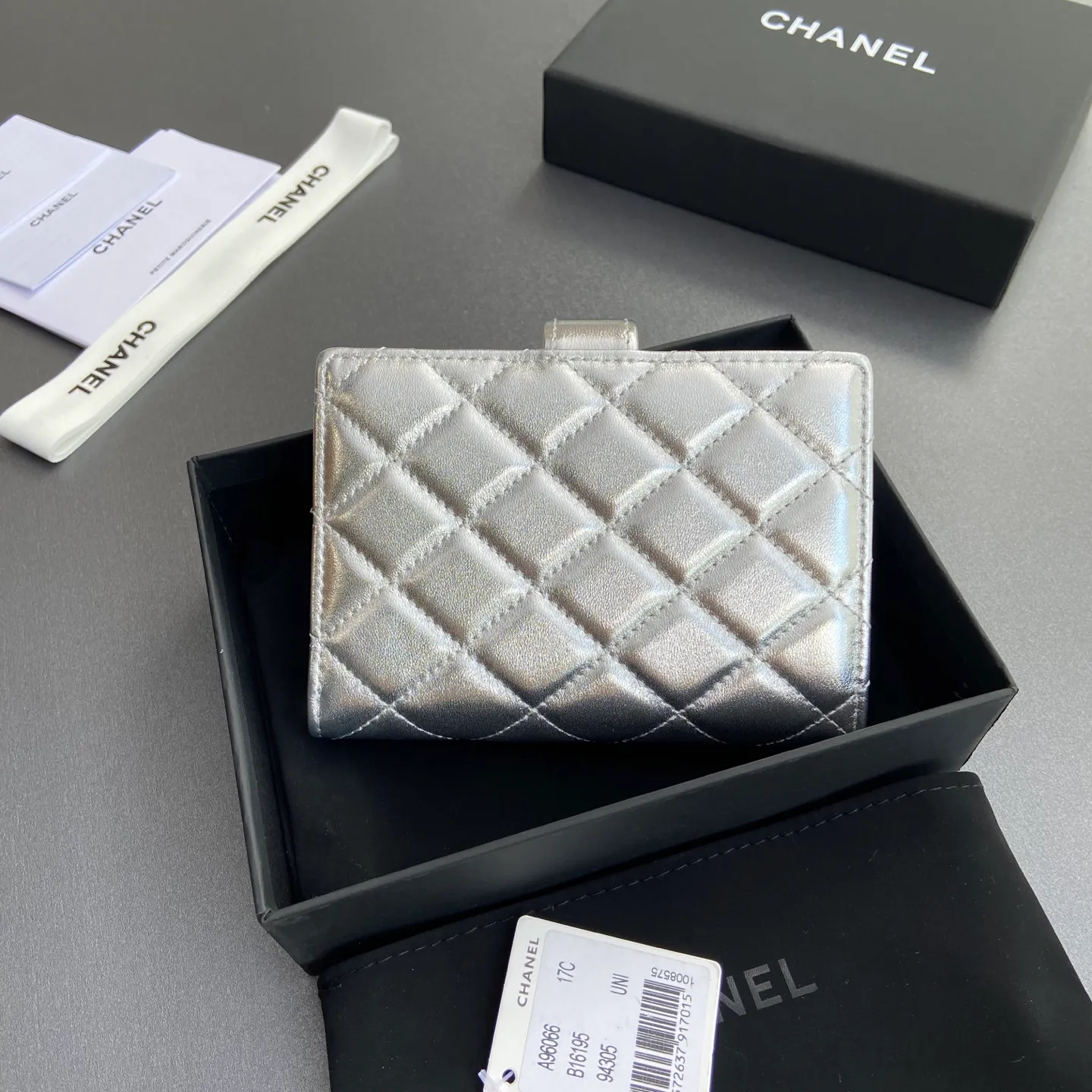 [Special grade hardware original leather] ¥440 Xiaoxiang passport holder series Quilted with iconic metal logo Gold tone metal hardware, special Italian imported leather 4 card slots, 1 small zipper pocket. 1 banknote compartment, 1 passport holder card slot No.: 96066 Silver sheepskin silver buckle Size: w10×h14×d2cm