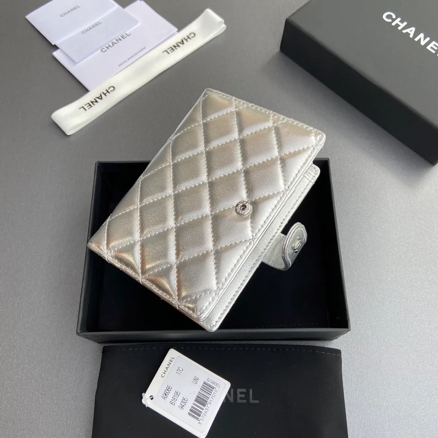 [Special grade hardware original leather] ¥440 Xiaoxiang passport holder series Quilted with iconic metal logo Gold tone metal hardware, special Italian imported leather 4 card slots, 1 small zipper pocket. 1 banknote compartment, 1 passport holder card slot No.: 96066 Silver sheepskin silver buckle Size: w10×h14×d2cm