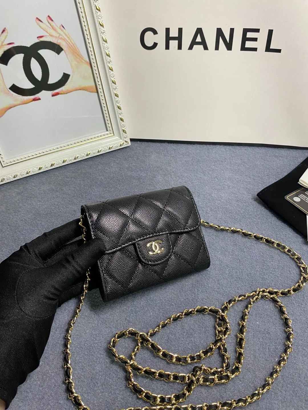 New models in stock! Classic chain dinner bag model 81082 imported caviar/small ball pattern with light hardware 💋 Built-in two sandwich compartments with large capacity, plus a back pocket, it is so convenient! Size: 12*8.5*2.5cm💰520