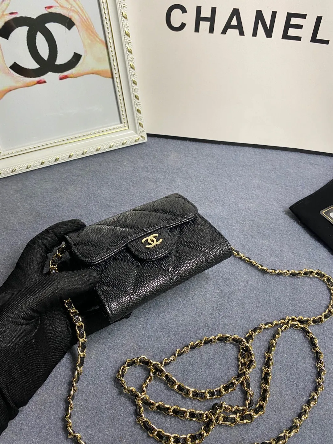 New models in stock! Classic chain dinner bag model 81082 imported caviar/small ball pattern with light hardware 💋 Built-in two sandwich compartments with large capacity, plus a back pocket, it is so convenient! Size: 12*8.5*2.5cm💰520