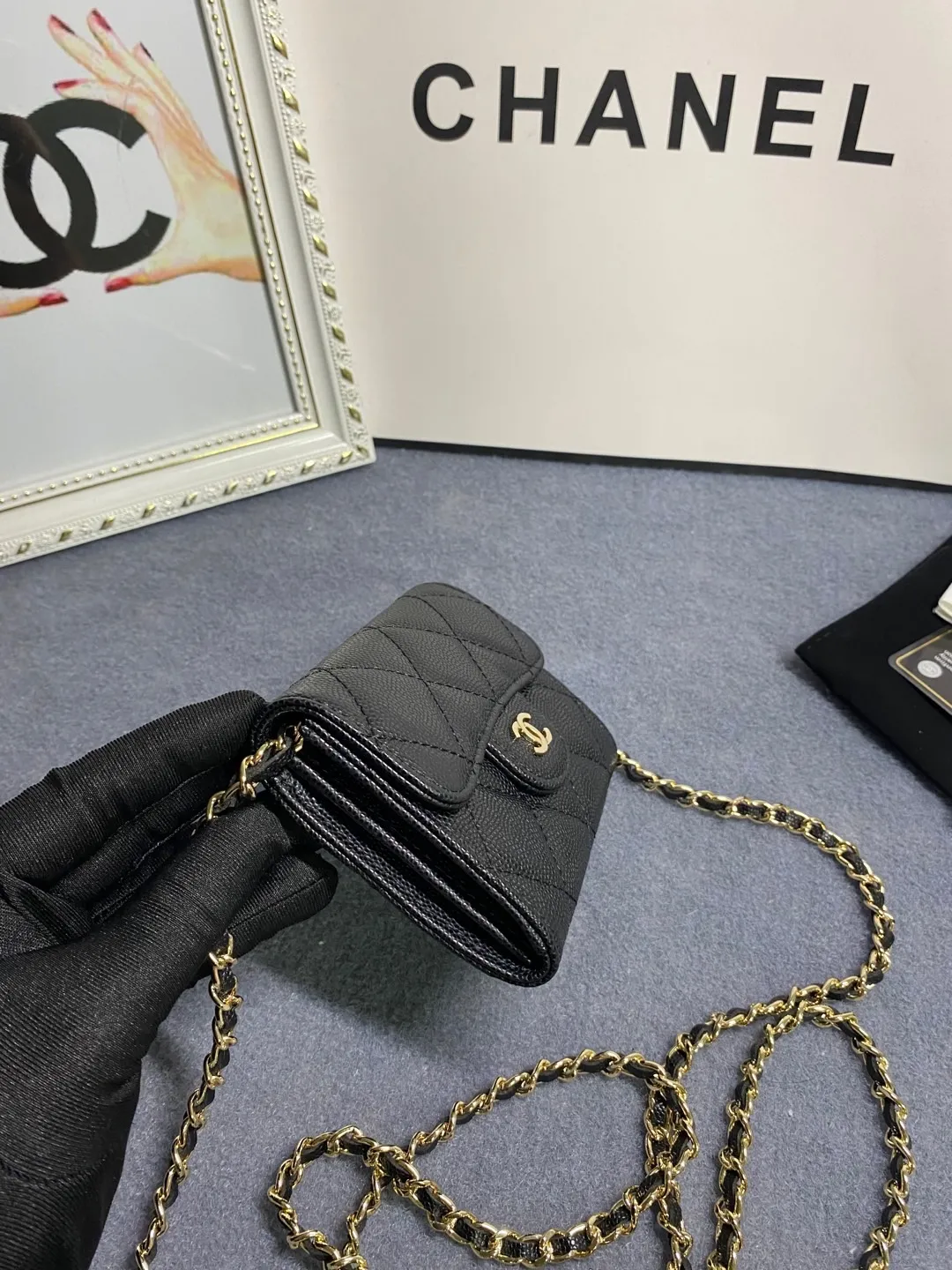 New models in stock! Classic chain dinner bag model 81082 imported caviar/small ball pattern with light hardware 💋 Built-in two sandwich compartments with large capacity, plus a back pocket, it is so convenient! Size: 12*8.5*2.5cm💰520