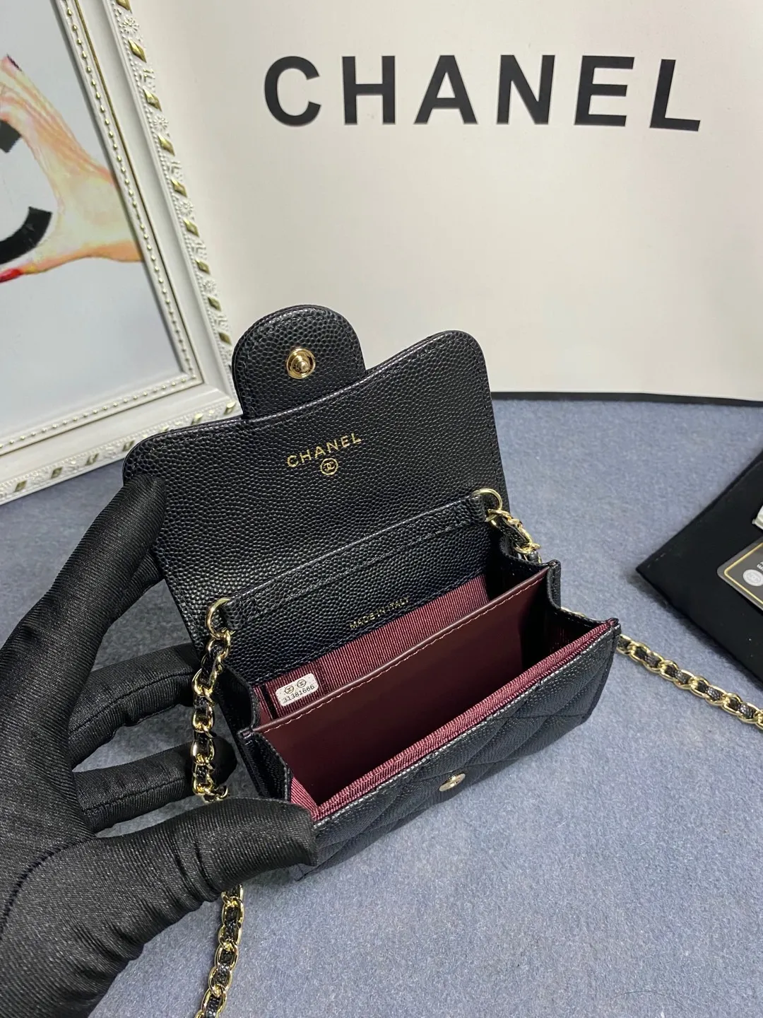 New models in stock! Classic chain dinner bag model 81082 imported caviar/small ball pattern with light hardware 💋 Built-in two sandwich compartments with large capacity, plus a back pocket, it is so convenient! Size: 12*8.5*2.5cm💰520
