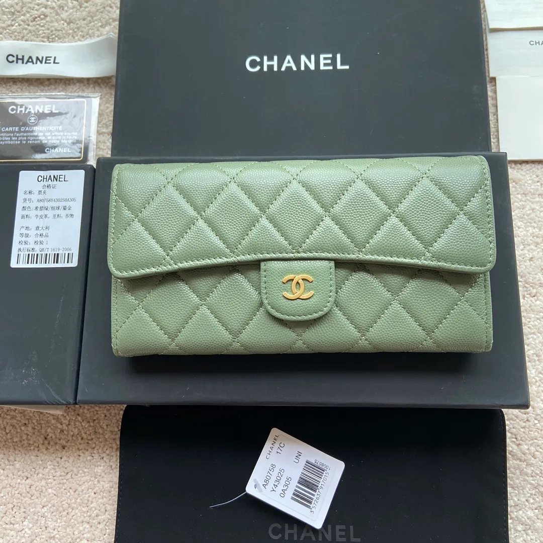 Xiaoxiang imported Italian grained calfskin Item number: A80758 Price: 460 Size: w19×h10.5×3cm Color: Green fine ball grain leather Gold steel mark