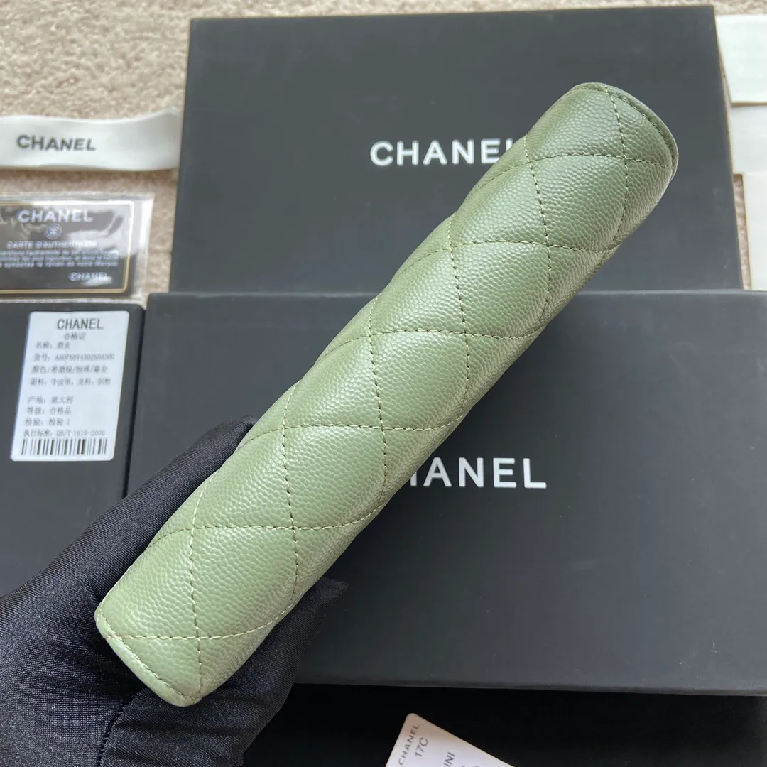 Xiaoxiang imported Italian grained calfskin Item number: A80758 Price: 460 Size: w19×h10.5×3cm Color: Green fine ball grain leather Gold steel mark