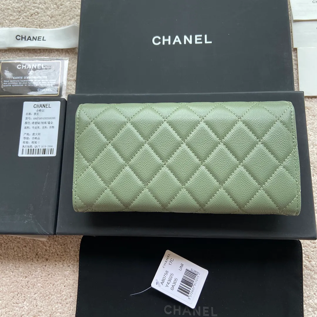 Xiaoxiang imported Italian grained calfskin Item number: A80758 Price: 460 Size: w19×h10.5×3cm Color: Green fine ball grain leather Gold steel mark