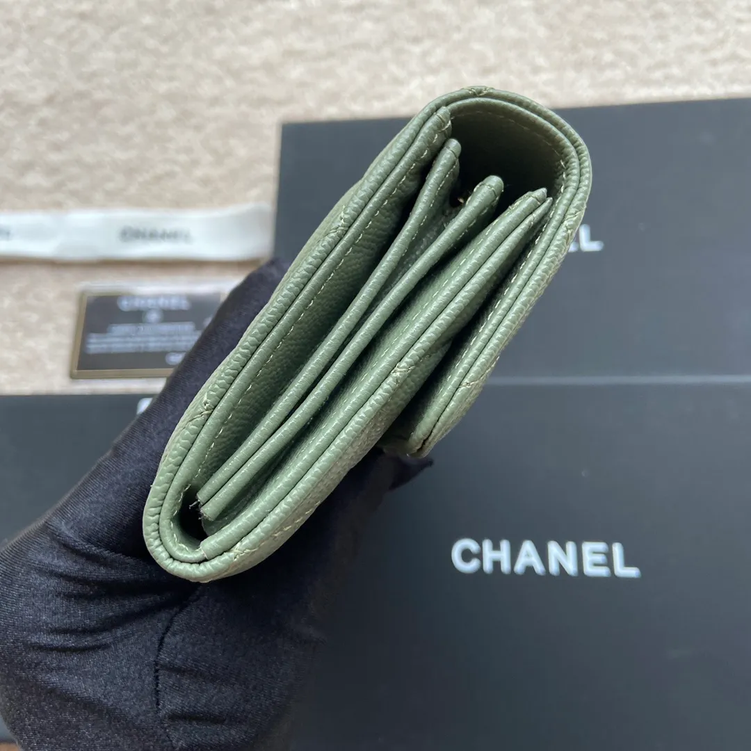 Xiaoxiang imported Italian grained calfskin Item number: A80758 Price: 460 Size: w19×h10.5×3cm Color: Green fine ball grain leather Gold steel mark