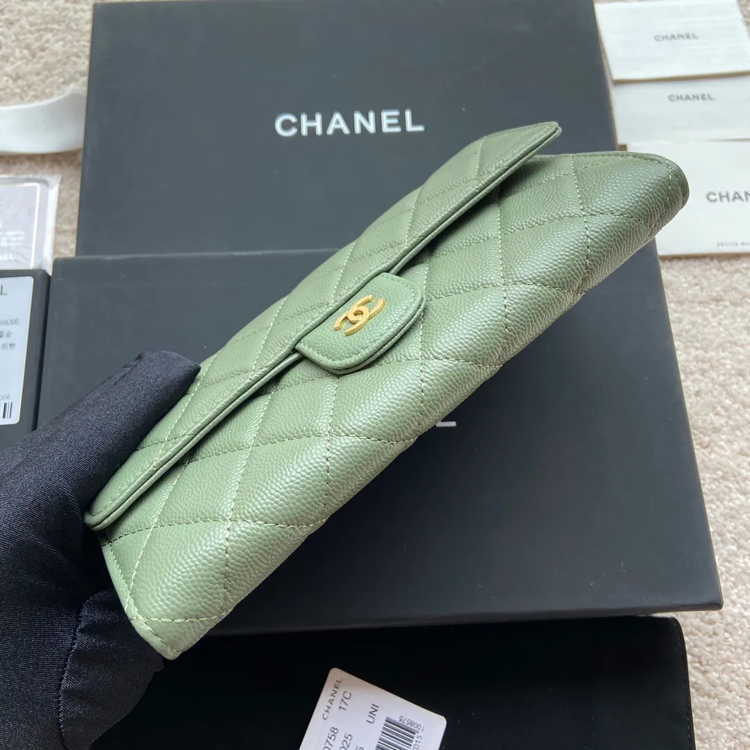 Xiaoxiang imported Italian grained calfskin Item number: A80758 Price: 460 Size: w19×h10.5×3cm Color: Green fine ball grain leather Gold steel mark