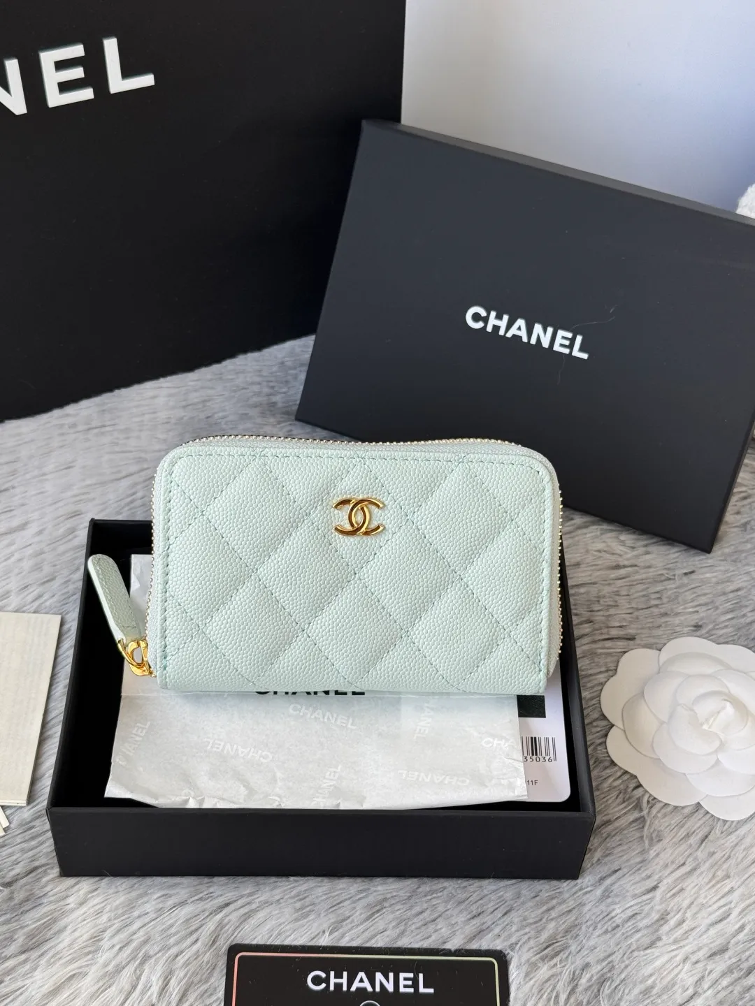 Medium size 💰360💰 finally arrived, chanel 25c oversized zipper bag with zipper inside. First place to eat melon. Large black gold cow coin purse with inner zipper. Made of caviar cowhide. Ginza sa is great. Enthusiastic and patient. I picked up a bunch of black gold card holders. There are several popular coin purses. I went for the L-shaped zipper coin purse. I tried it on the spot. My nails are a little difficult to insert cards. The 25c model is enlarged and looks great. The upgraded version is very practical. Buy it quickly! chanel25c chanel coin purse chanel card holder card holder recommended zipper coin purse chanel number: 3686 (0112) 25c size: 12*5cmx8cmx2cm