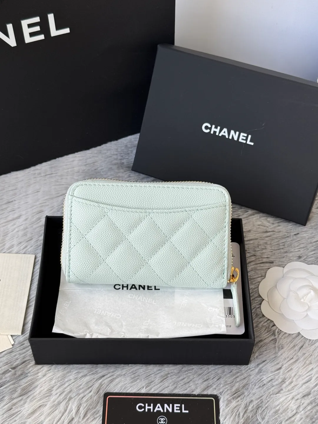 Medium size 💰360💰 finally arrived, chanel 25c oversized zipper bag with zipper inside. First place to eat melon. Large black gold cow coin purse with inner zipper. Made of caviar cowhide. Ginza sa is great. Enthusiastic and patient. I picked up a bunch of black gold card holders. There are several popular coin purses. I went for the L-shaped zipper coin purse. I tried it on the spot. My nails are a little difficult to insert cards. The 25c model is enlarged and looks great. The upgraded version is very practical. Buy it quickly! chanel25c chanel coin purse chanel card holder card holder recommended zipper coin purse chanel number: 3686 (0112) 25c size: 12*5cmx8cmx2cm