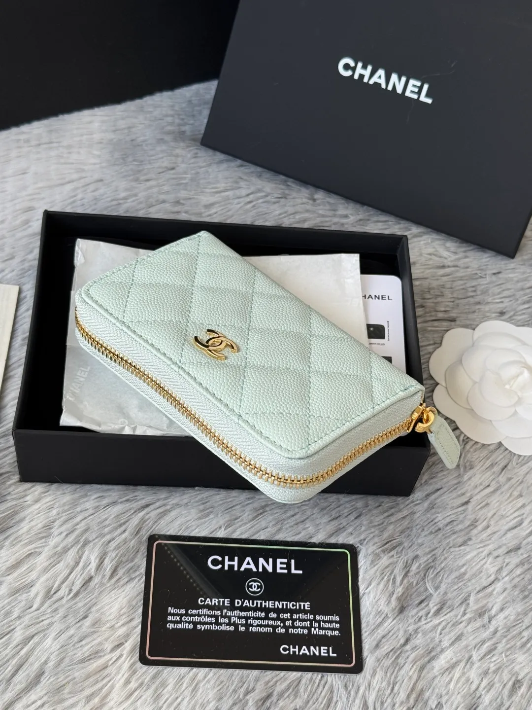 Medium size 💰360💰 finally arrived, chanel 25c oversized zipper bag with zipper inside. First place to eat melon. Large black gold cow coin purse with inner zipper. Made of caviar cowhide. Ginza sa is great. Enthusiastic and patient. I picked up a bunch of black gold card holders. There are several popular coin purses. I went for the L-shaped zipper coin purse. I tried it on the spot. My nails are a little difficult to insert cards. The 25c model is enlarged and looks great. The upgraded version is very practical. Buy it quickly! chanel25c chanel coin purse chanel card holder card holder recommended zipper coin purse chanel number: 3686 (0112) 25c size: 12*5cmx8cmx2cm