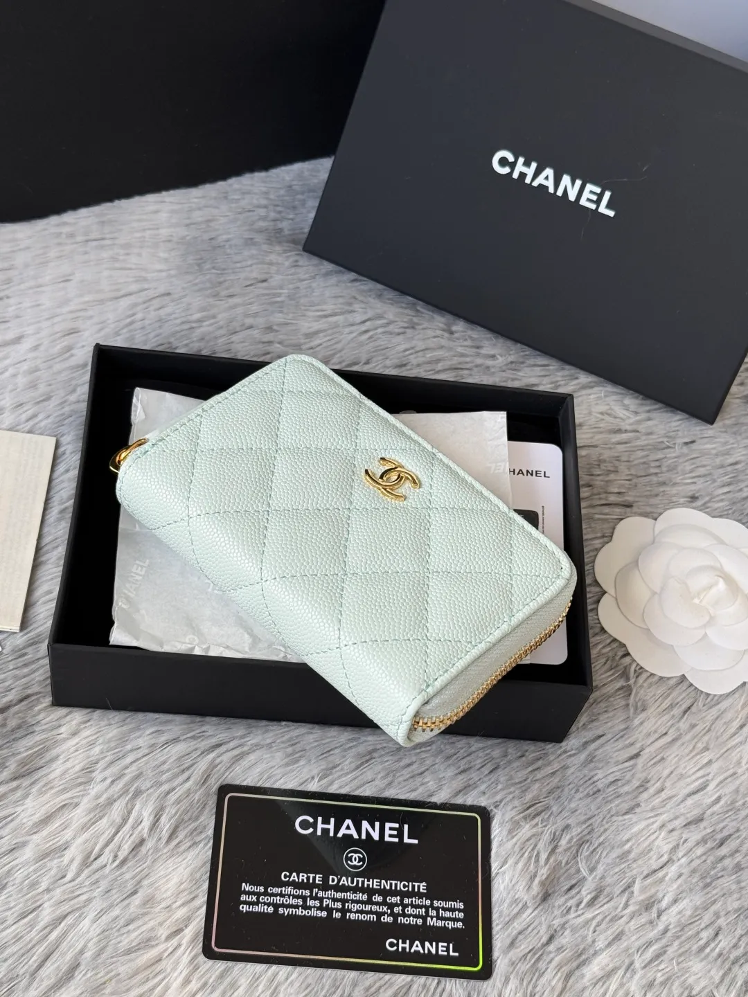 Medium size 💰360💰 finally arrived, chanel 25c oversized zipper bag with zipper inside. First place to eat melon. Large black gold cow coin purse with inner zipper. Made of caviar cowhide. Ginza sa is great. Enthusiastic and patient. I picked up a bunch of black gold card holders. There are several popular coin purses. I went for the L-shaped zipper coin purse. I tried it on the spot. My nails are a little difficult to insert cards. The 25c model is enlarged and looks great. The upgraded version is very practical. Buy it quickly! chanel25c chanel coin purse chanel card holder card holder recommended zipper coin purse chanel number: 3686 (0112) 25c size: 12*5cmx8cmx2cm