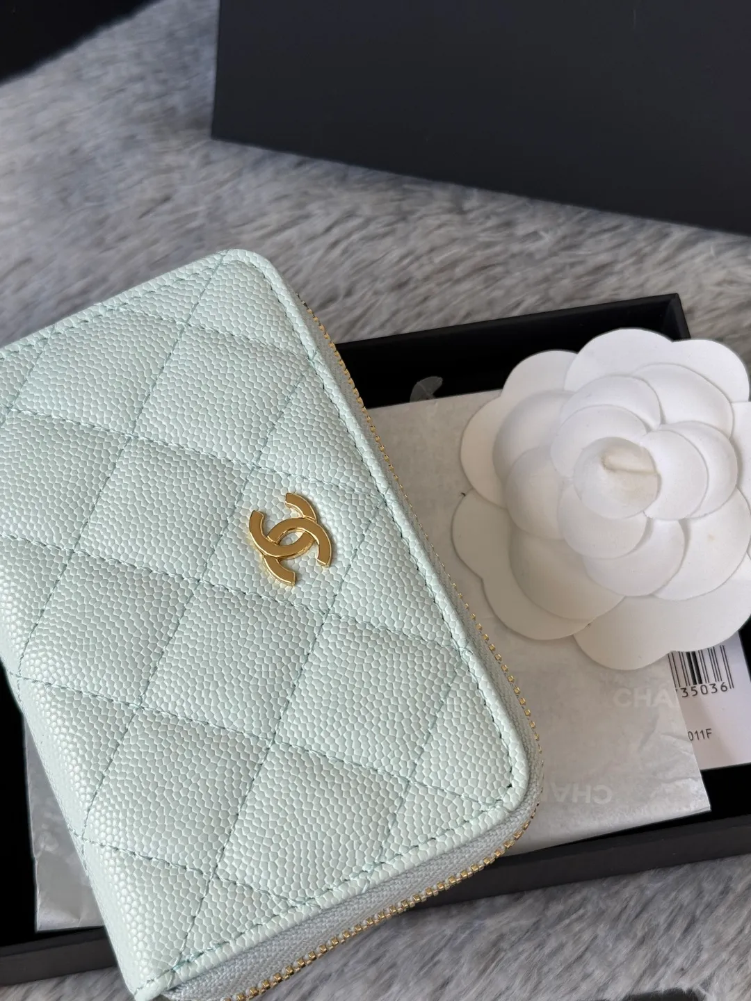 Medium size 💰360💰 finally arrived, chanel 25c oversized zipper bag with zipper inside. First place to eat melon. Large black gold cow coin purse with inner zipper. Made of caviar cowhide. Ginza sa is great. Enthusiastic and patient. I picked up a bunch of black gold card holders. There are several popular coin purses. I went for the L-shaped zipper coin purse. I tried it on the spot. My nails are a little difficult to insert cards. The 25c model is enlarged and looks great. The upgraded version is very practical. Buy it quickly! chanel25c chanel coin purse chanel card holder card holder recommended zipper coin purse chanel number: 3686 (0112) 25c size: 12*5cmx8cmx2cm
