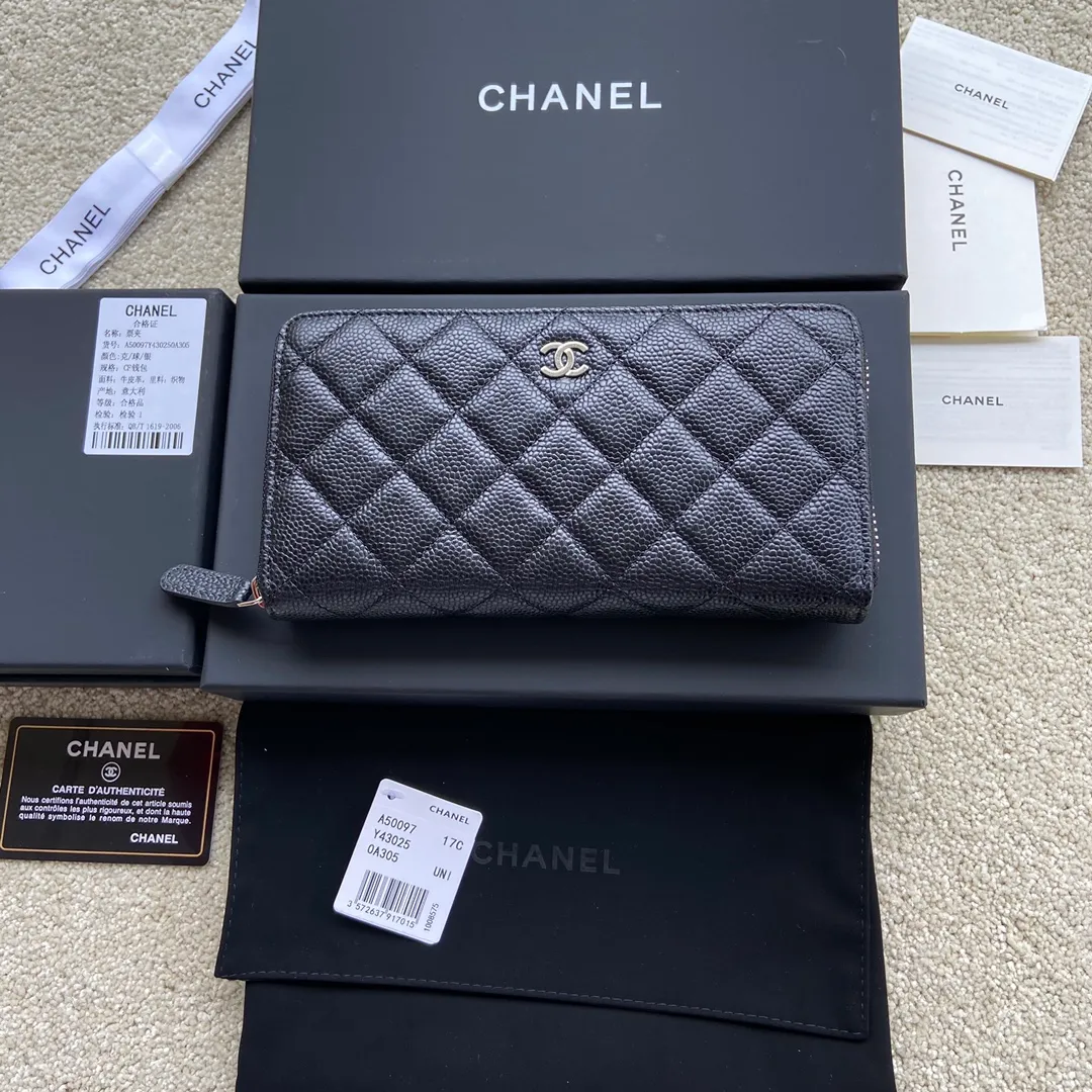 Xiaoxiang imported Italian grained calfskin Item number: A50097 💰: 460 Size: w19.5×h10.5×d2cm Color: black ball pattern with silver steel mark