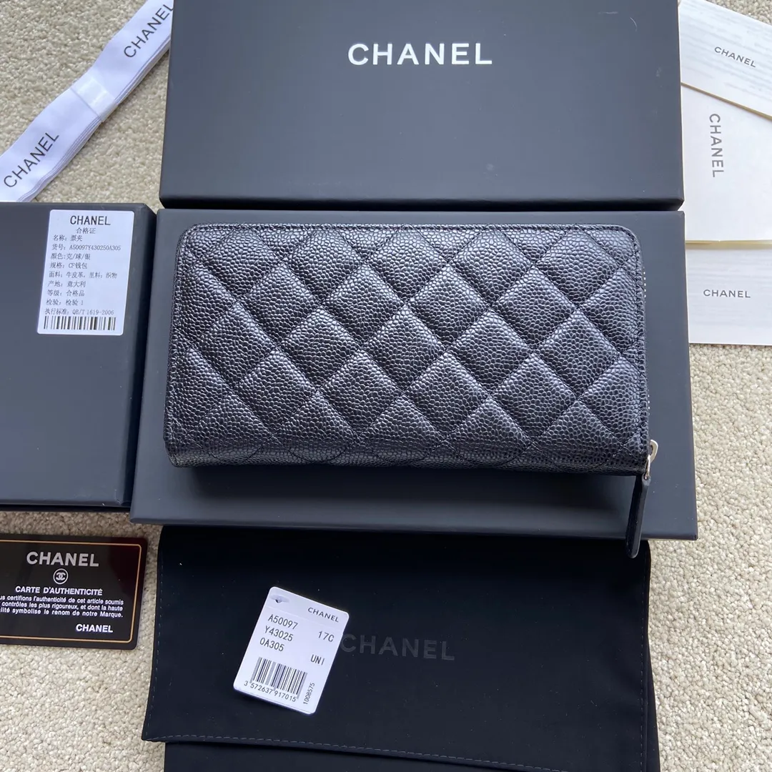 Xiaoxiang imported Italian grained calfskin Item number: A50097 💰: 460 Size: w19.5×h10.5×d2cm Color: black ball pattern with silver steel mark