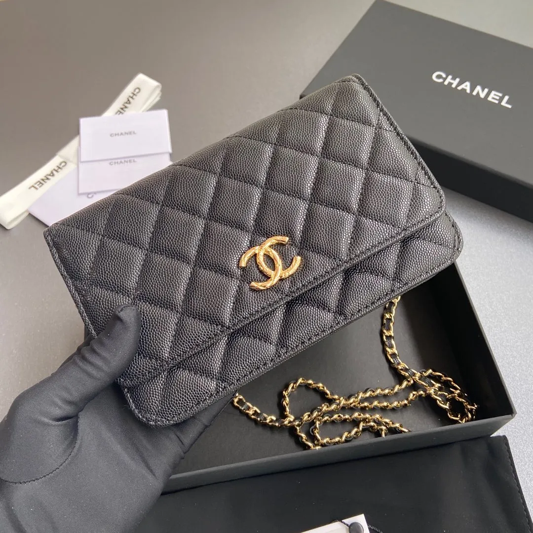 Xiaoxiang imported Italian grained calfskin Item number: AP7942 Price: 800 Size: w20×h13×d3.5cm Color: Black fine ball pattern gold steel mark