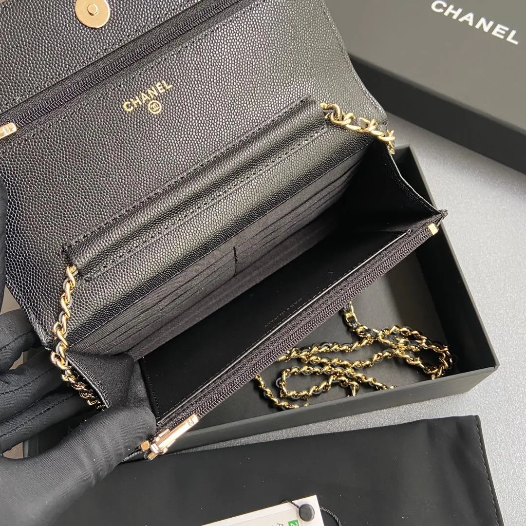 Xiaoxiang imported Italian grained calfskin Item number: AP7942 Price: 800 Size: w20×h13×d3.5cm Color: Black fine ball pattern gold steel mark