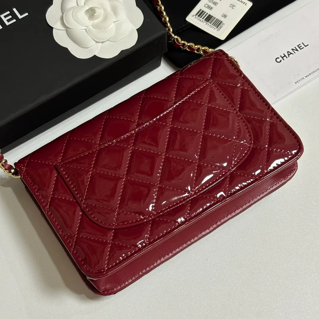 💰640 upgraded version of CHANE WOC chain bag💦Model number Ap500! ! ! Different from the previous classics, the current model uses suction buckles, which is more convenient.... One piece of leather to the end [Color] [Color] [Color] Top leather hardware, original quality! The details are so beautiful and the complete package! Size 19.5*12*3.5cm