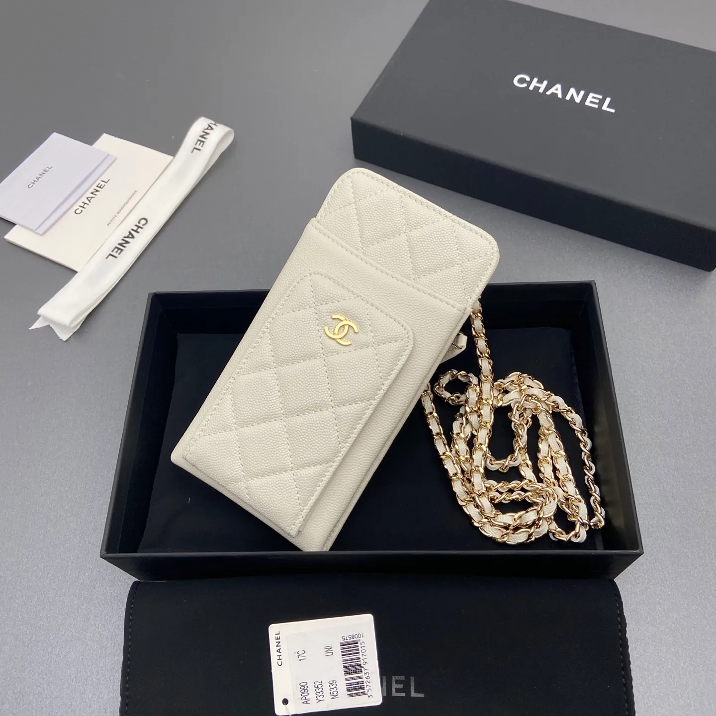 Xiaoxiang imported Italian grain cowhide Item No.: A0990 Price: 540 Color: White fine ball pattern light gold buckle Size: w18.5×h9×d3cm