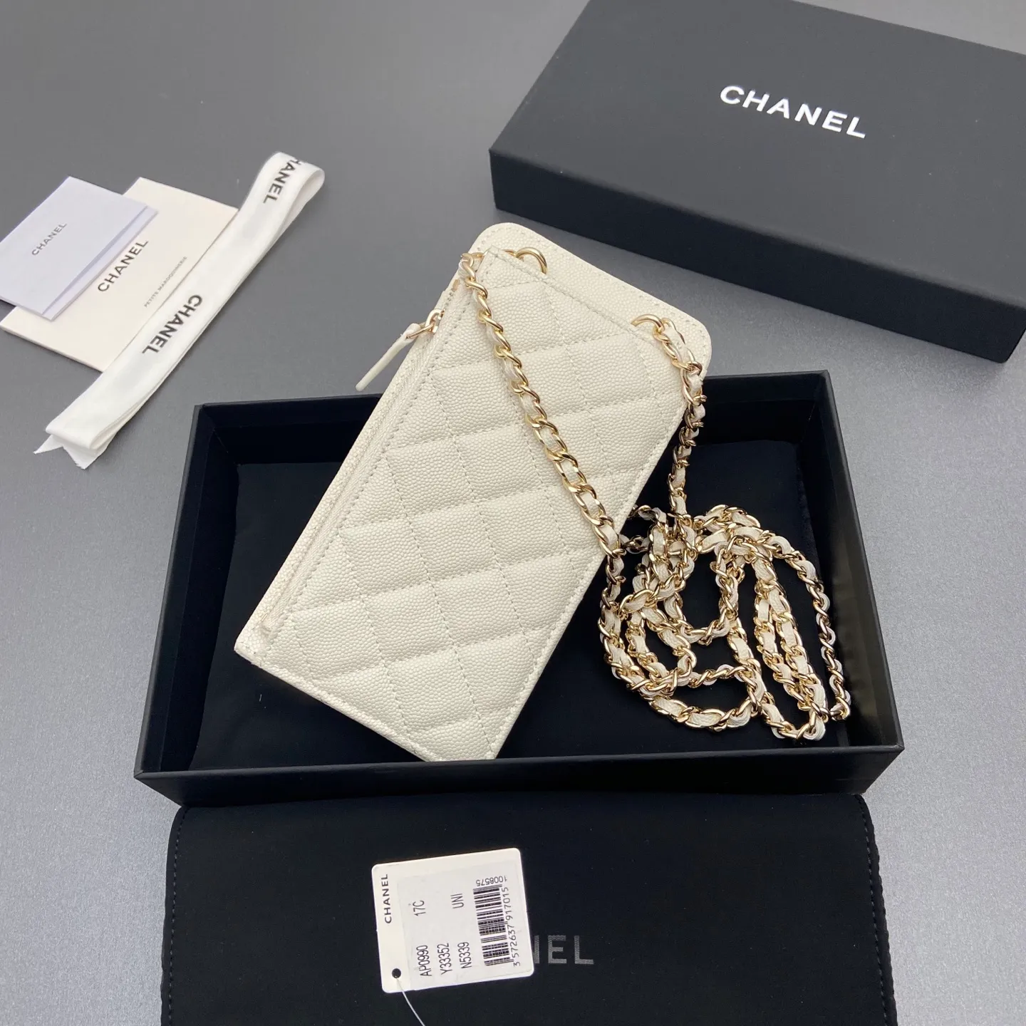 Xiaoxiang imported Italian grain cowhide Item No.: A0990 Price: 540 Color: White fine ball pattern light gold buckle Size: w18.5×h9×d3cm