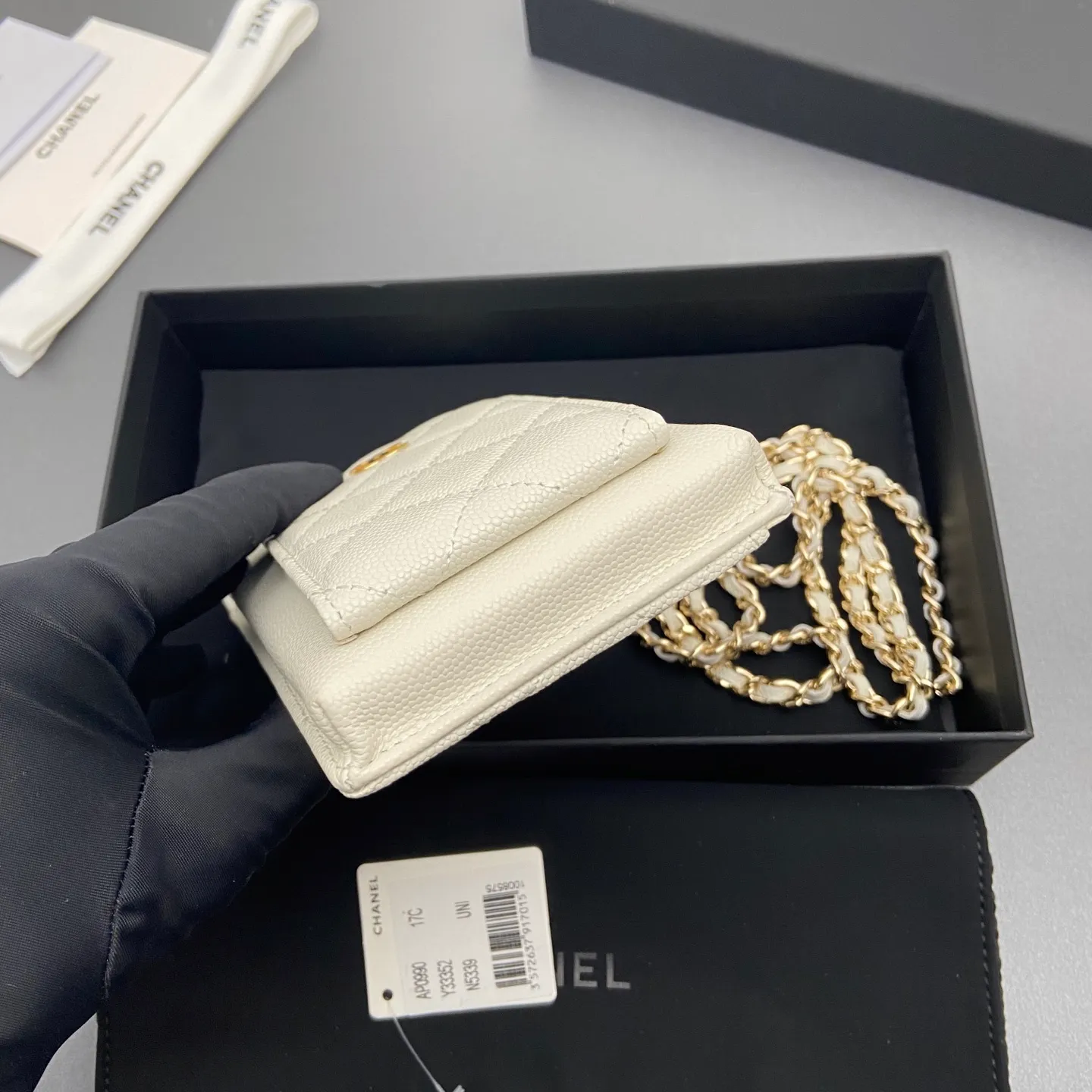 Xiaoxiang imported Italian grain cowhide Item No.: A0990 Price: 540 Color: White fine ball pattern light gold buckle Size: w18.5×h9×d3cm