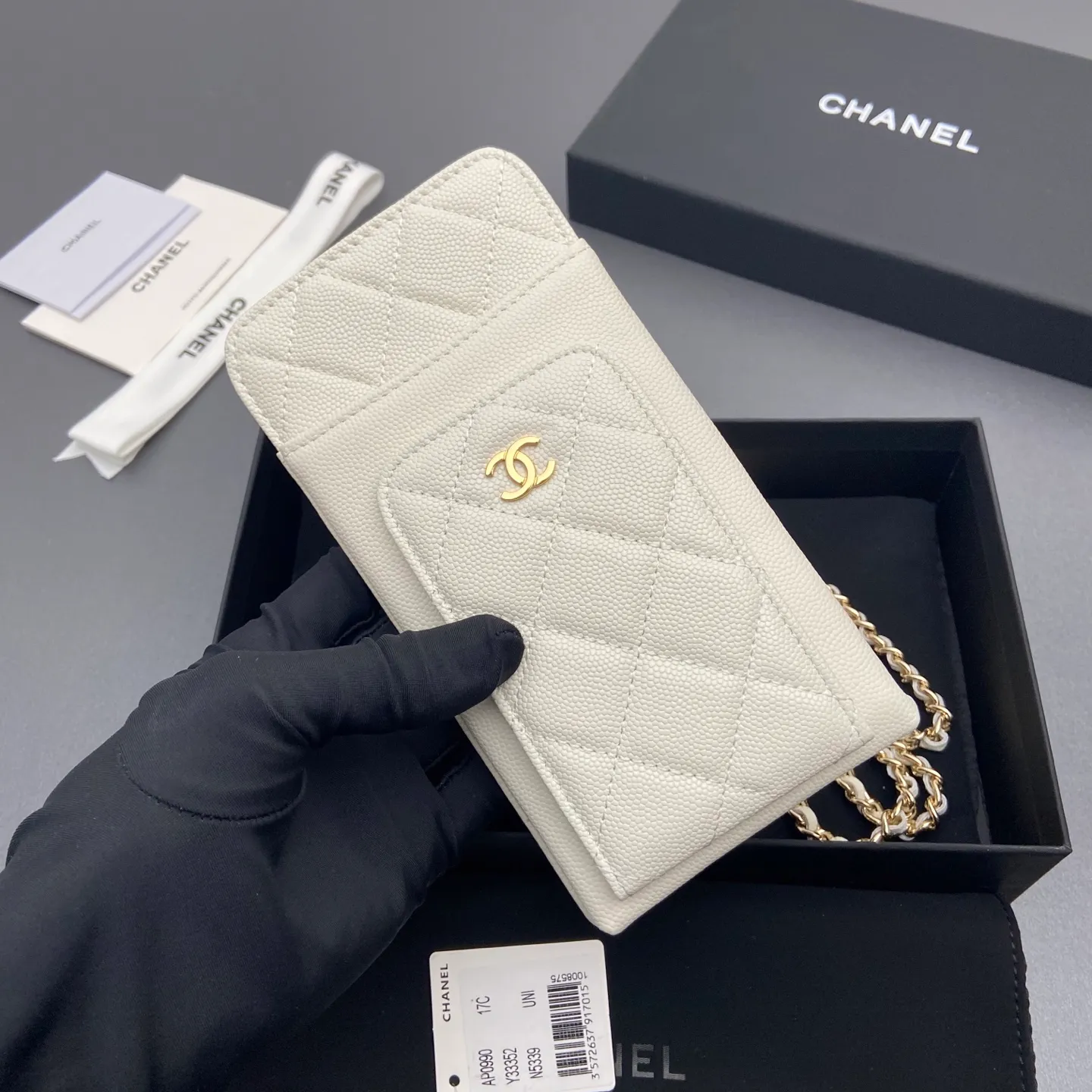 Xiaoxiang imported Italian grain cowhide Item No.: A0990 Price: 540 Color: White fine ball pattern light gold buckle Size: w18.5×h9×d3cm