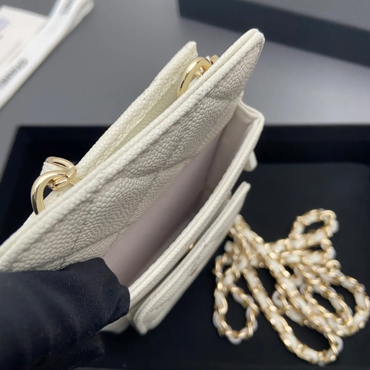 Xiaoxiang imported Italian grain cowhide Item No.: A0990 Price: 540 Color: White fine ball pattern light gold buckle Size: w18.5×h9×d3cm