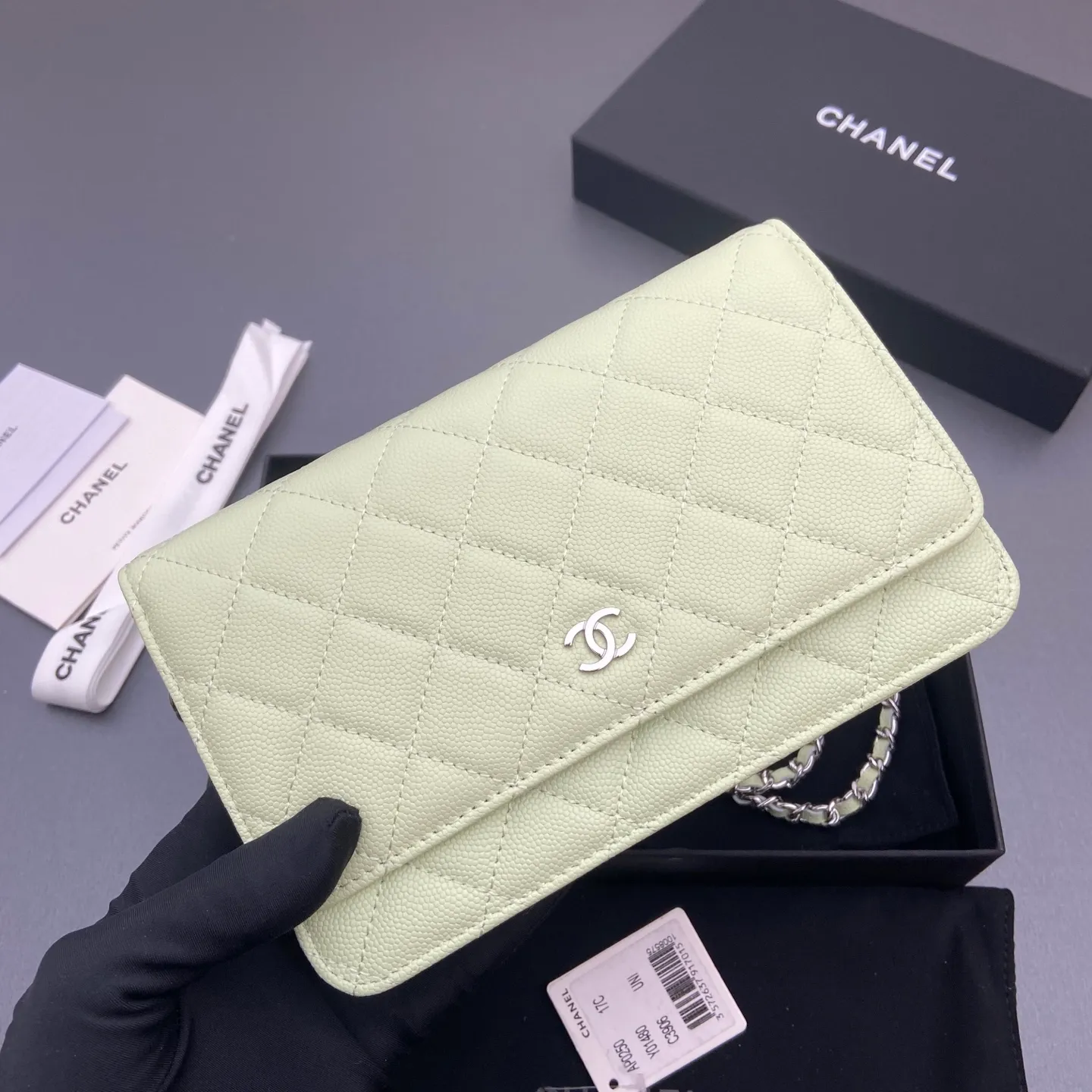 Xiaoxiang imported Italian caviar cowhide Item No.: A0250 Price: 640 Size: w20×h13×d3.5cm Color: Light green fine ball pattern silver steel mark