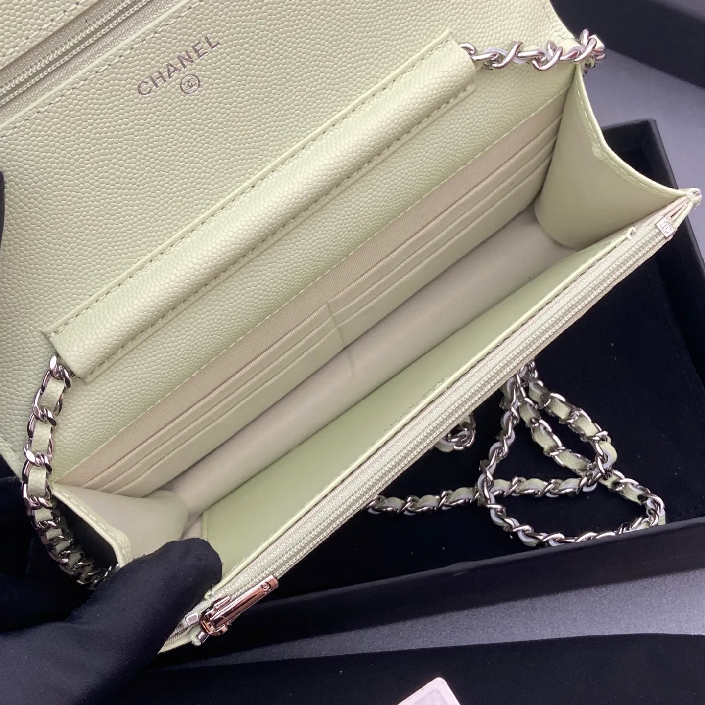 Xiaoxiang imported Italian caviar cowhide Item No.: A0250 Price: 640 Size: w20×h13×d3.5cm Color: Light green fine ball pattern silver steel mark