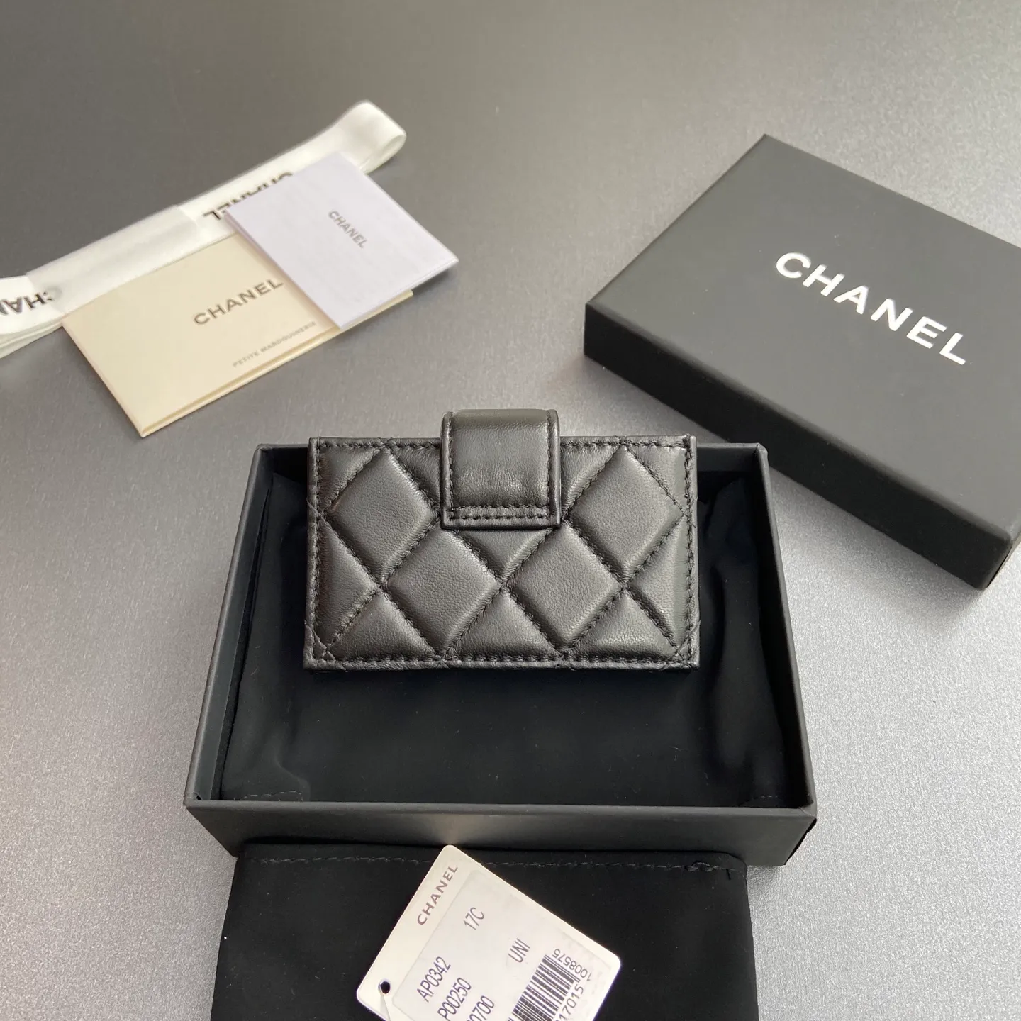 [Special grade hardware original leather] ¥400 Small fragrant organ multi-card slot card holder series with iconic metal logo Silver tone metal hardware, special Italian imported leather 6 card slots No.: 0342 Black sheepskin silver steel mark Size: w10×h6×2cm