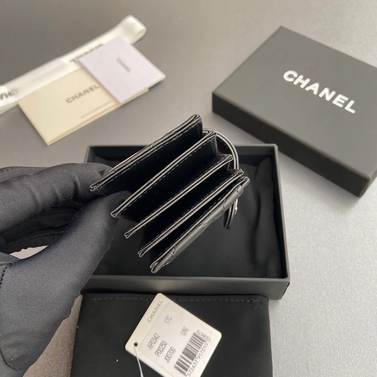 [Special grade hardware original leather] ¥400 Small fragrant organ multi-card slot card holder series with iconic metal logo Silver tone metal hardware, special Italian imported leather 6 card slots No.: 0342 Black sheepskin silver steel mark Size: w10×h6×2cm