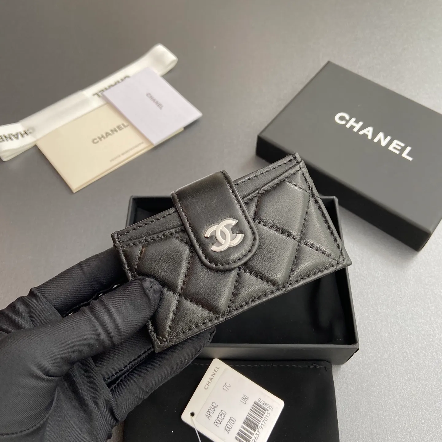 [Special grade hardware original leather] ¥400 Small fragrant organ multi-card slot card holder series with iconic metal logo Silver tone metal hardware, special Italian imported leather 6 card slots No.: 0342 Black sheepskin silver steel mark Size: w10×h6×2cm
