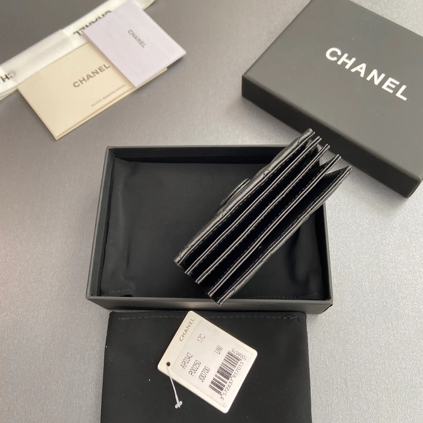 [Special grade hardware original leather] ¥400 Small fragrant organ multi-card slot card holder series with iconic metal logo Silver tone metal hardware, special Italian imported leather 6 card slots No.: 0342 Black sheepskin silver steel mark Size: w10×h6×2cm