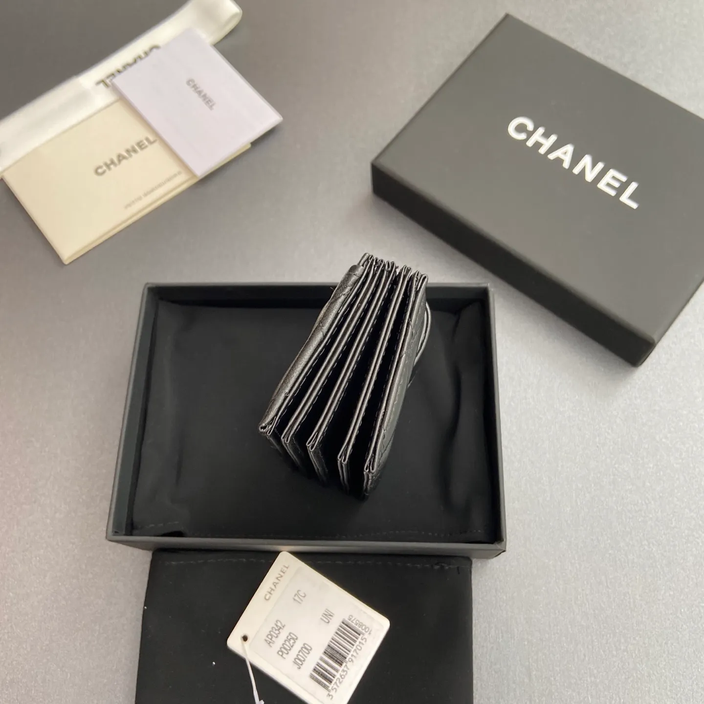 [Special grade hardware original leather] ¥400 Small fragrant organ multi-card slot card holder series with iconic metal logo Silver tone metal hardware, special Italian imported leather 6 card slots No.: 0342 Black sheepskin silver steel mark Size: w10×h6×2cm