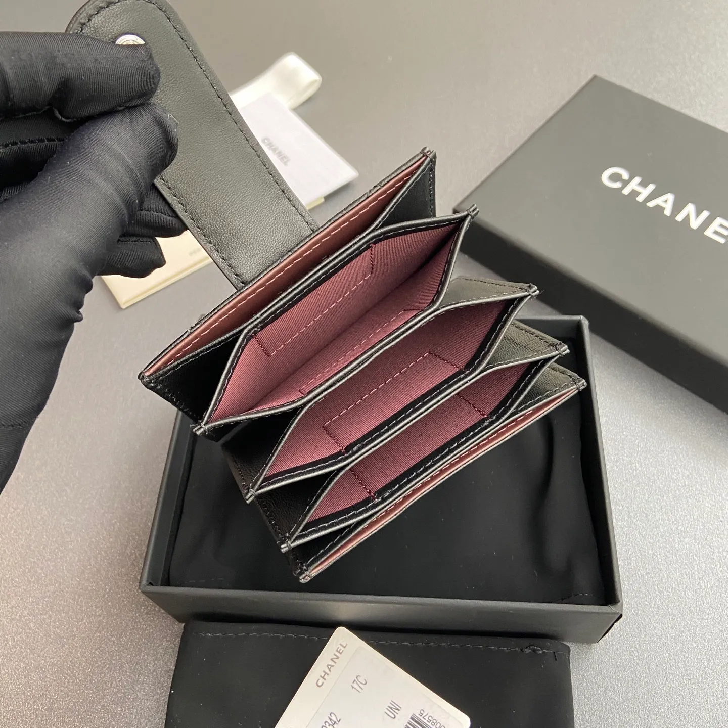 [Special grade hardware original leather] ¥400 Small fragrant organ multi-card slot card holder series with iconic metal logo Silver tone metal hardware, special Italian imported leather 6 card slots No.: 0342 Black sheepskin silver steel mark Size: w10×h6×2cm