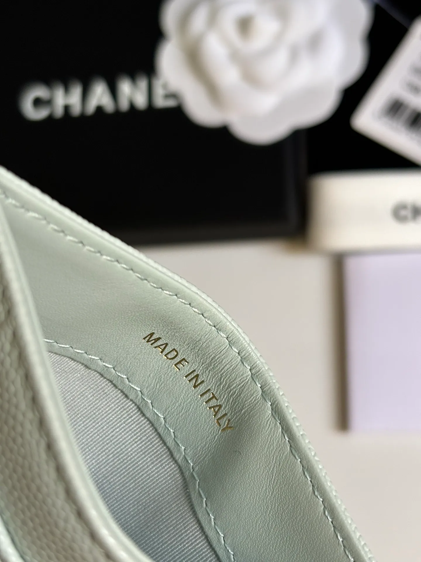 💰240 new product CH@NEL card holder has arrived💦This card holder adds a few more card slots based on the old model, making it more practical. It has original quality and beautiful details. Model No. AP8944, size 11*8*1cm.