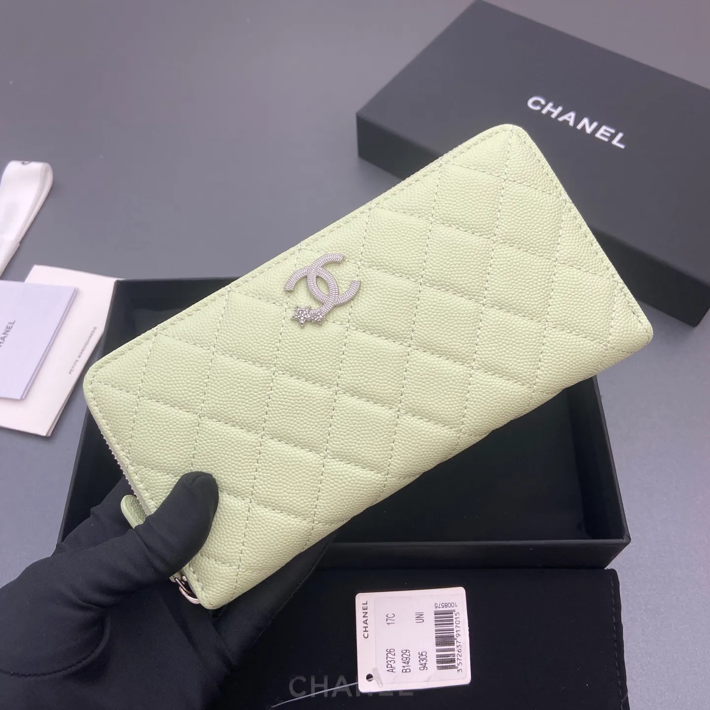 25b new series caviar cowhide with stars ⭐logo shiny blingblibg~zipper bag series light green fine ball pattern silver star hardware 12 card slots, two banknote compartments two compartments, 1 zipper bag Price: 250 No.: 3726 Size: w19×h10×d3cm