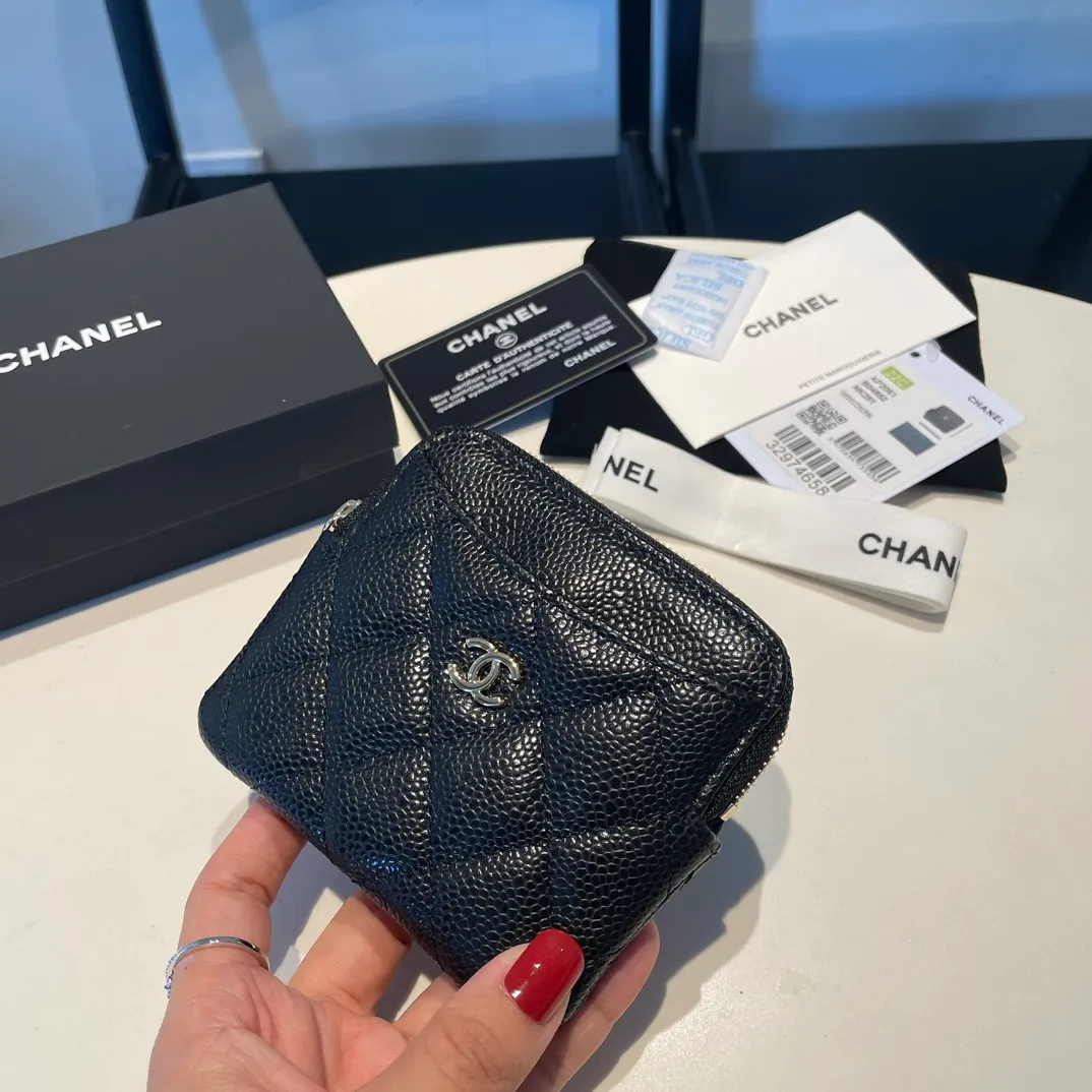 💰420😊Upgraded version💋Chanel 🆕Cowhide🐂Sheepskin is available, with gold and silver buckles☺️Classic zipper bag with multiple card slots for change. It can also bring convenience to various bank cards, supermarket cards, shopping cards, and membership cards. It is so small and easy to carry. It is the most fashionable and popular element of coin purses. Do you own it? Comes with the latest complete set of packaging 2061🍃size: 12*9.5cm