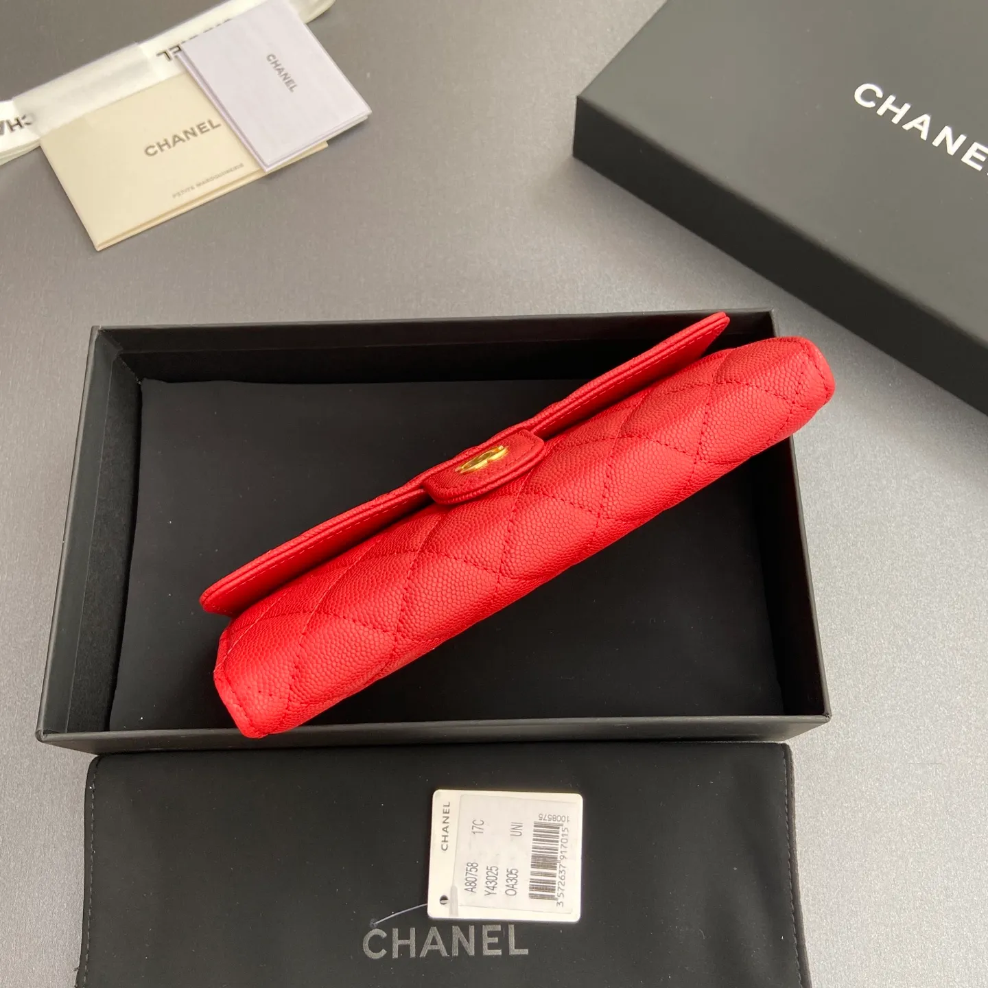 Xiaoxiang imported Italian grained calfskin Item number: A80758 Price: 460 Size: w19×h10.5×3cm Color: Big red fine ball grain leather Golden steel mark