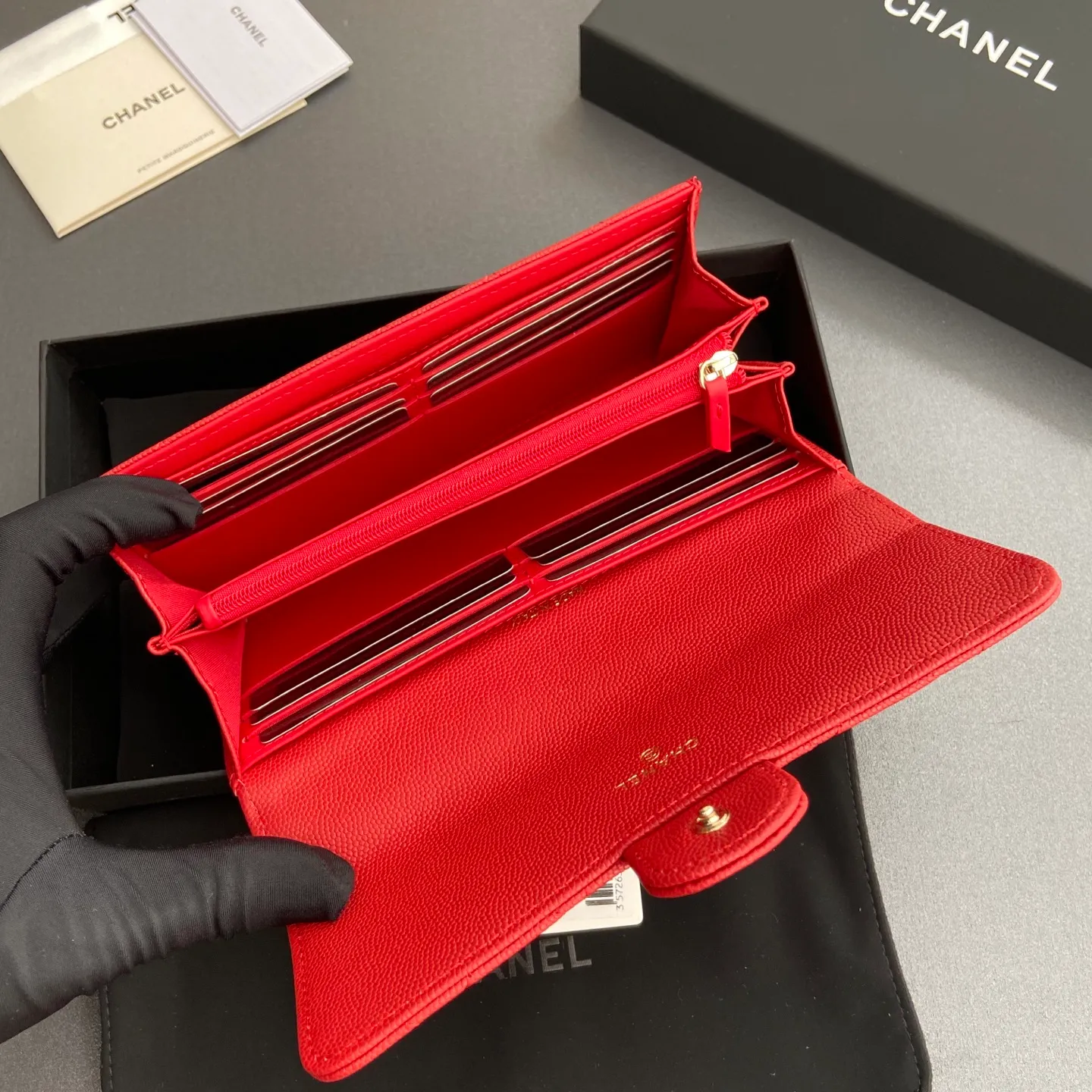 Xiaoxiang imported Italian grained calfskin Item number: A80758 Price: 460 Size: w19×h10.5×3cm Color: Big red fine ball grain leather Golden steel mark